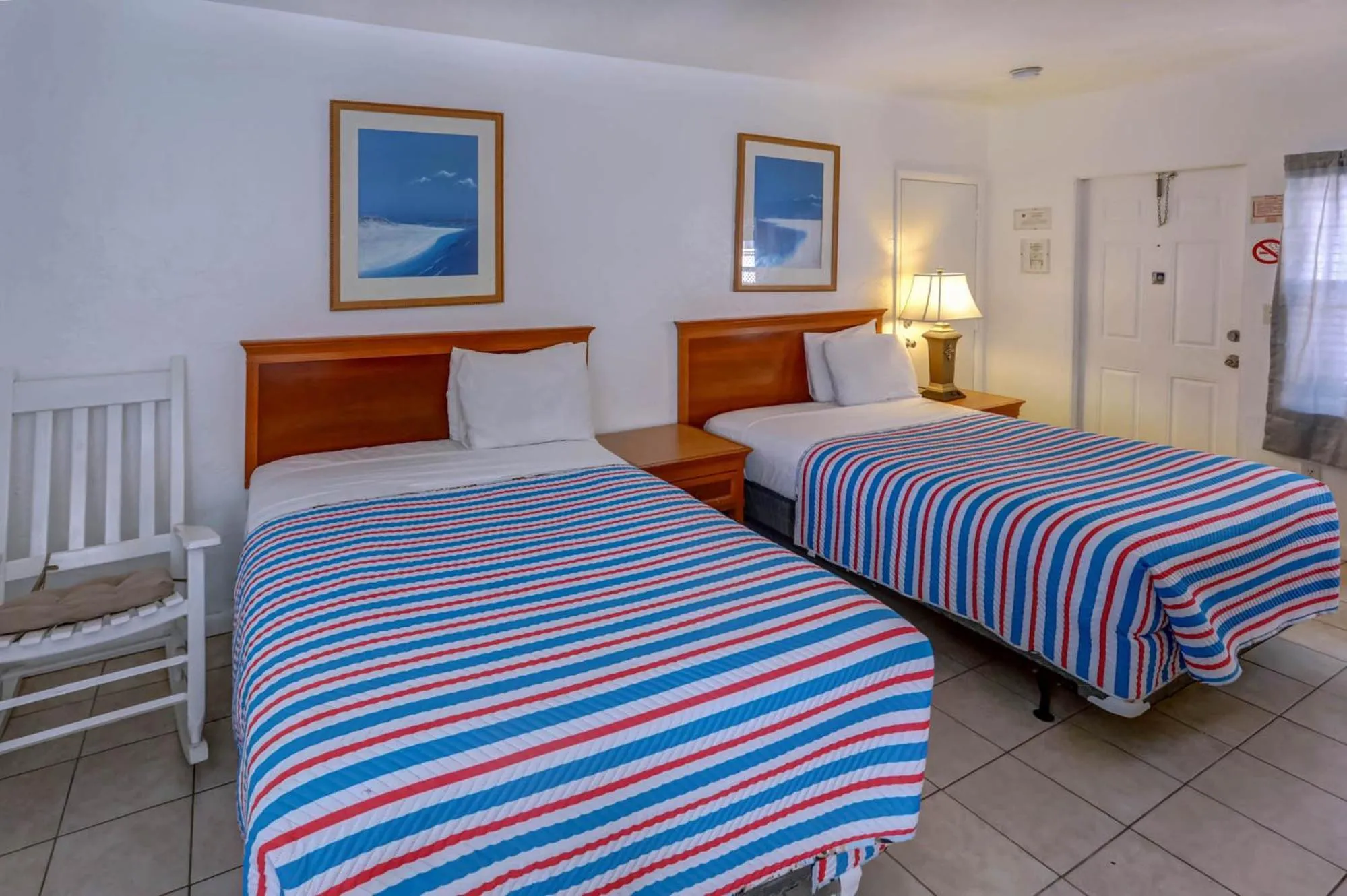 Bed in Richard's Motel Courtyard