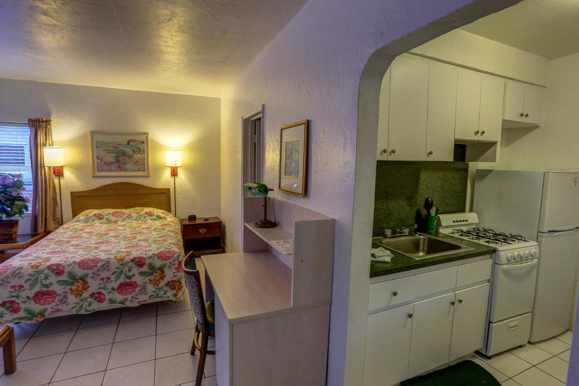 View (from property/room), Bed in Richard's Motel Courtyard