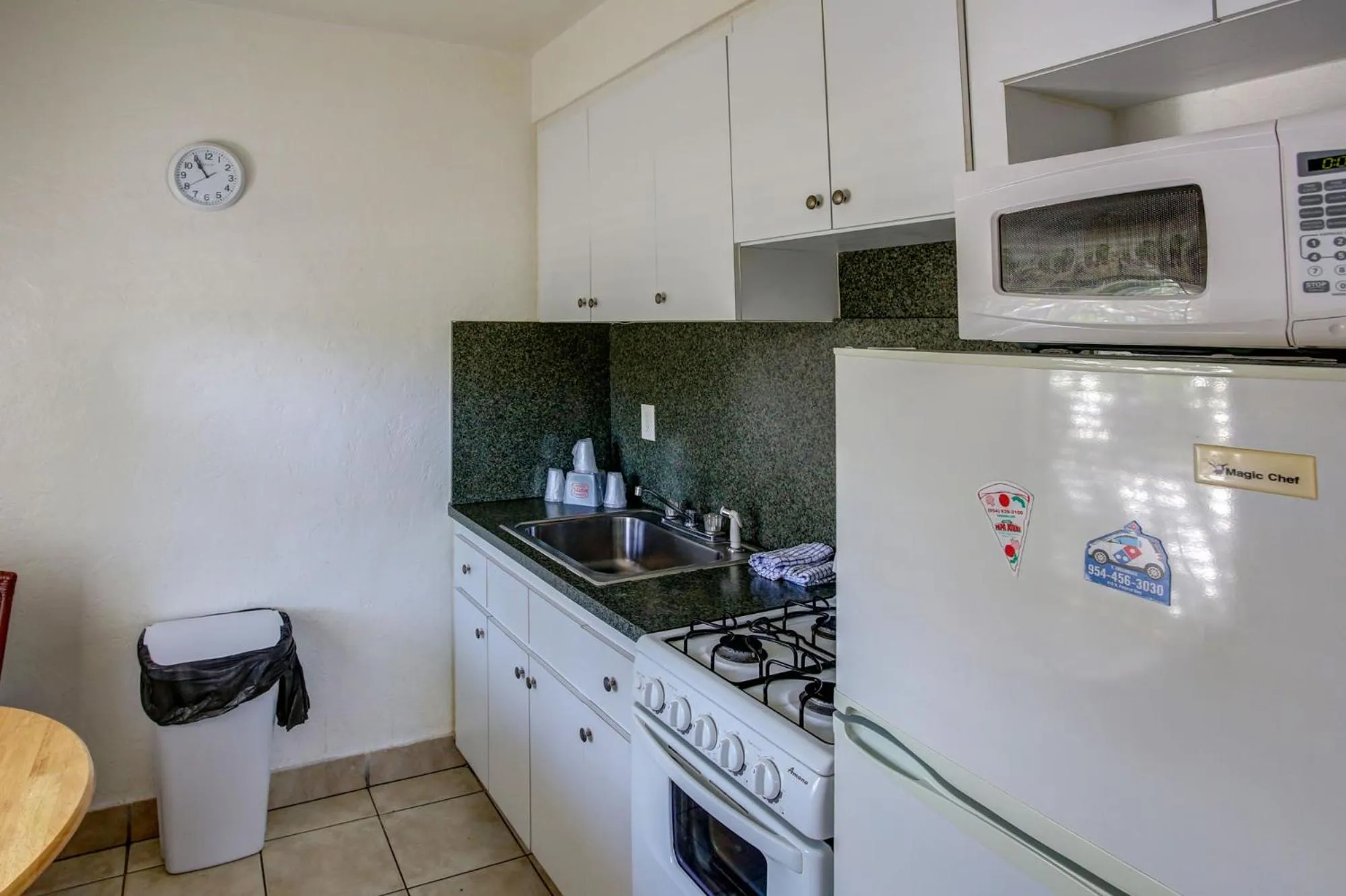 Kitchen or kitchenette in Richard's Motel Courtyard