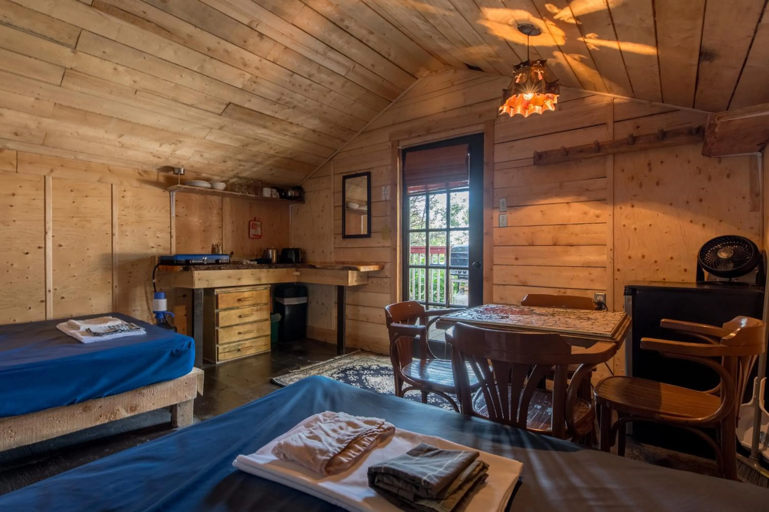Living room, Bed in Auberge/Chalet Griffon Aventure