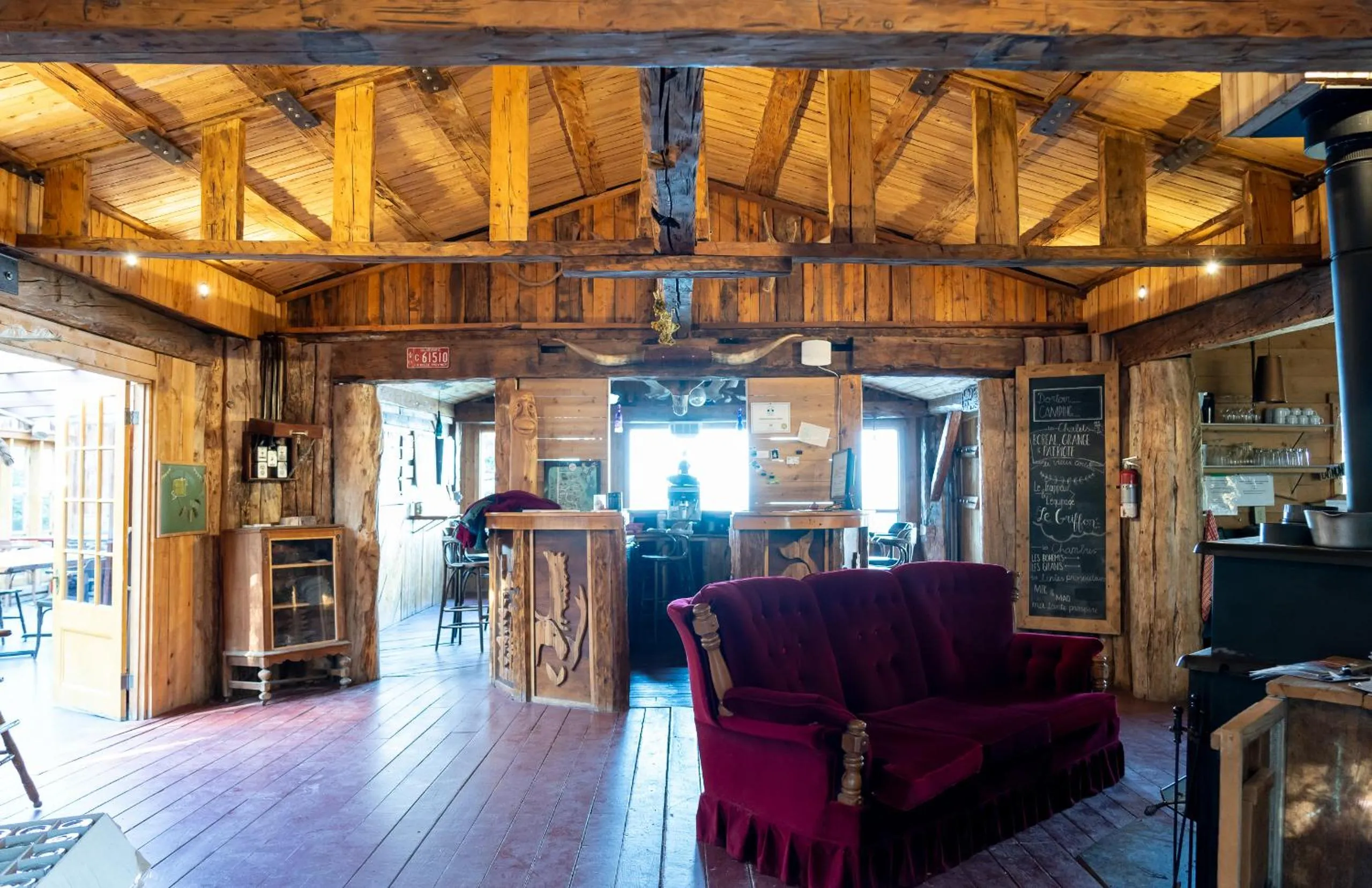 Lounge or bar in Auberge/Chalet Griffon Aventure