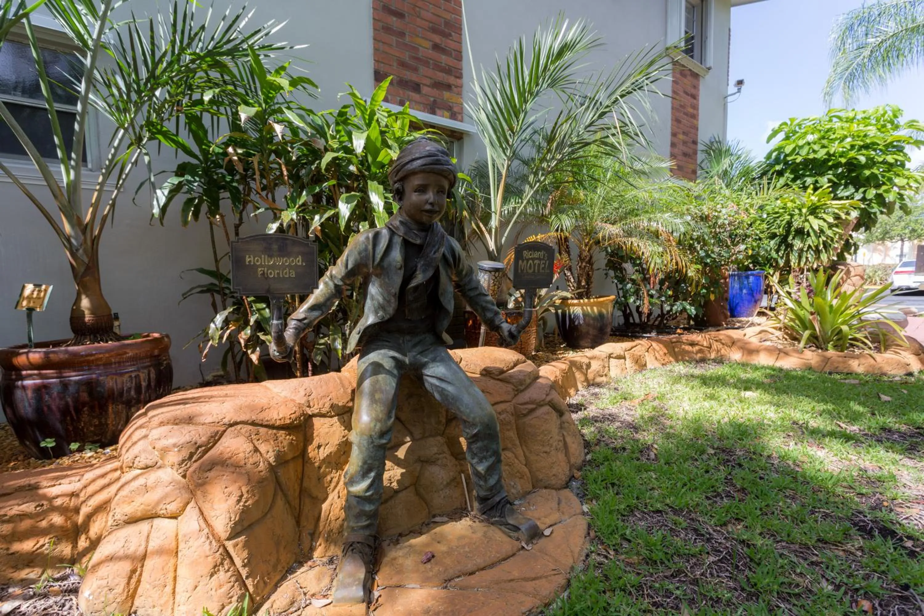 Garden in Richard's Motel Studios