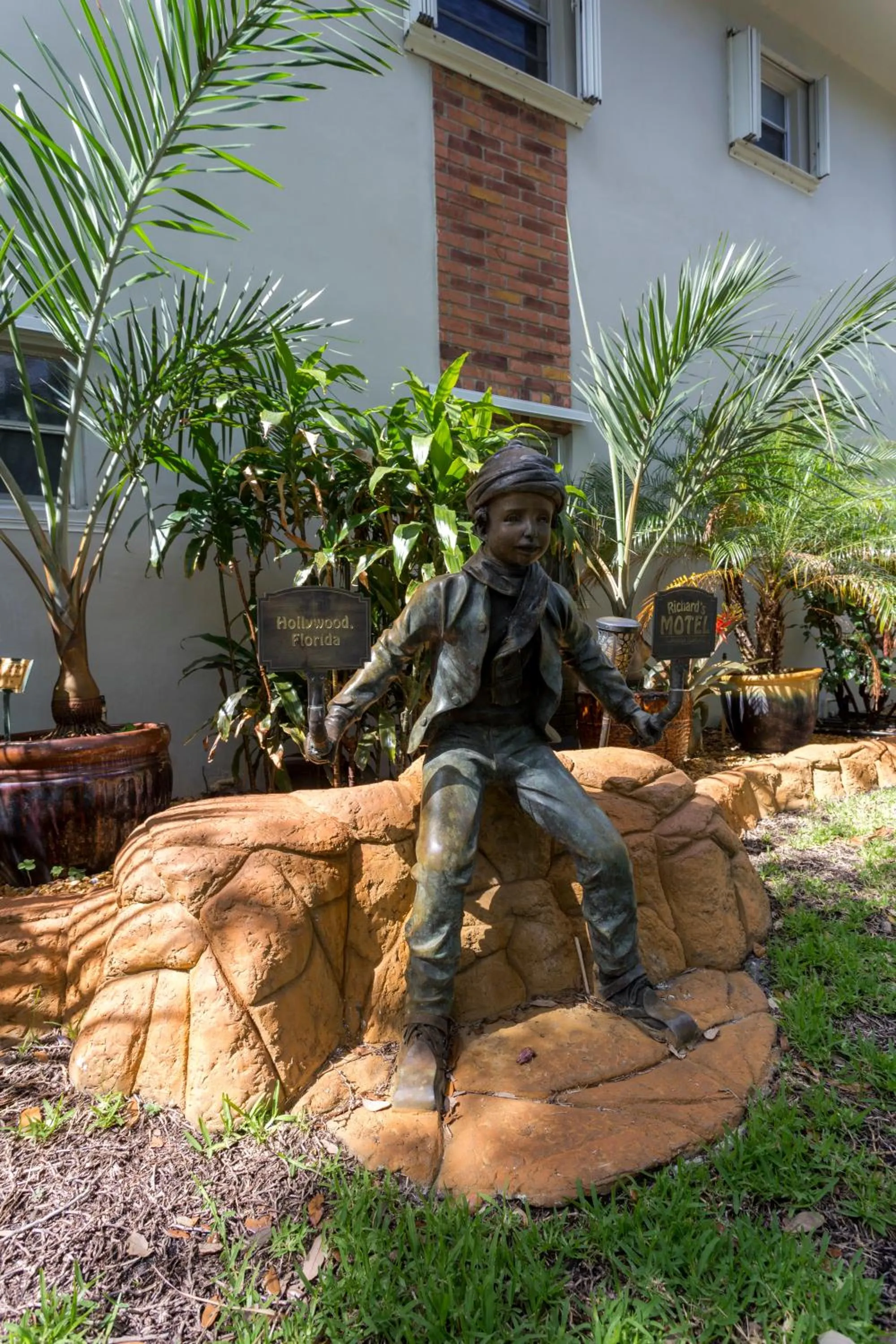 Garden in Richard's Motel Studios