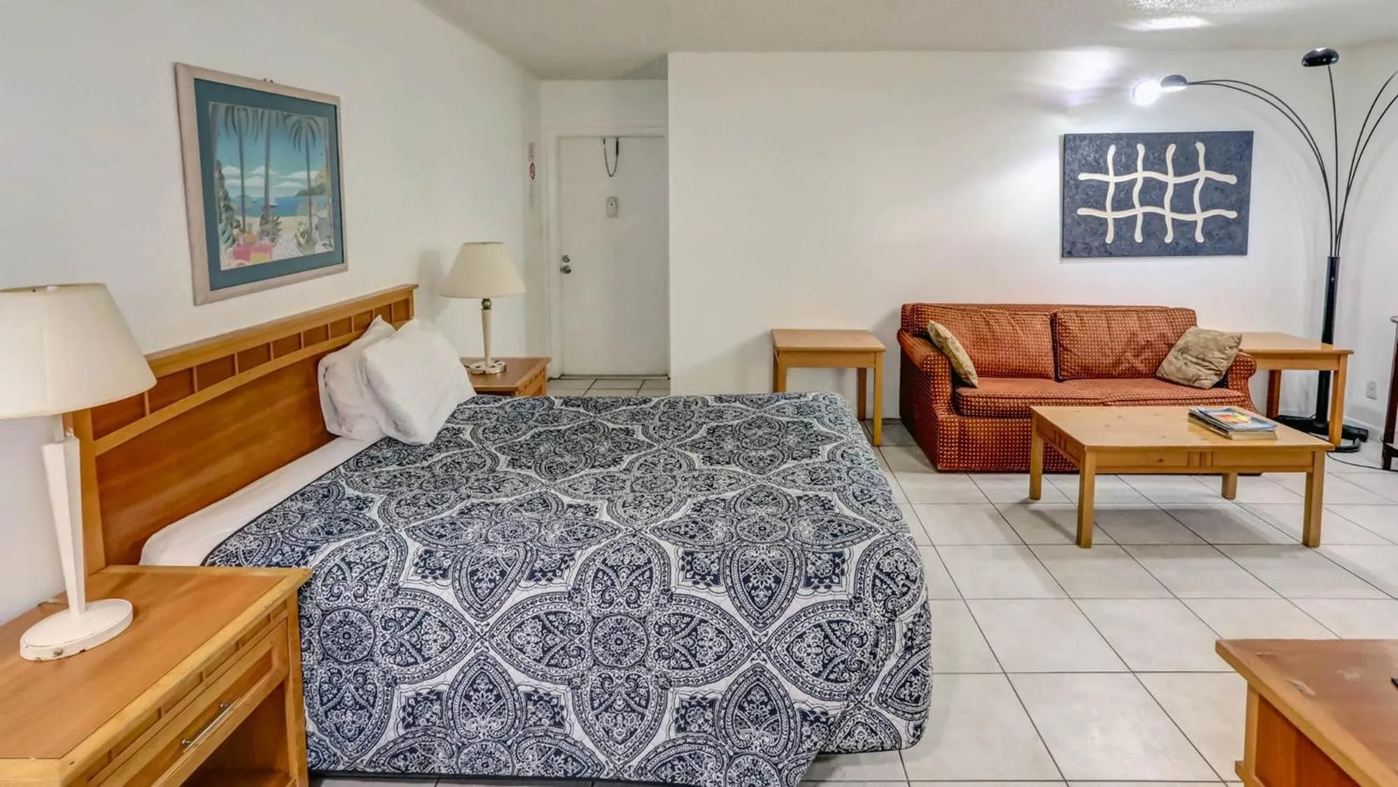 Bed in Richard's Motel Studios