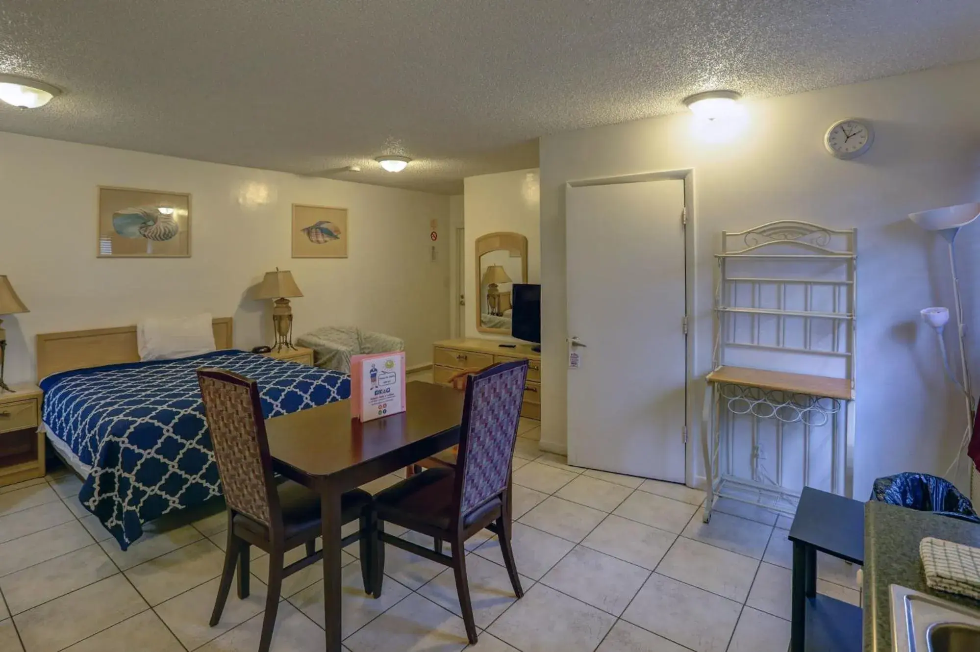 Bed in Richard's Motel Studios Bed in Richard's Motel Studios