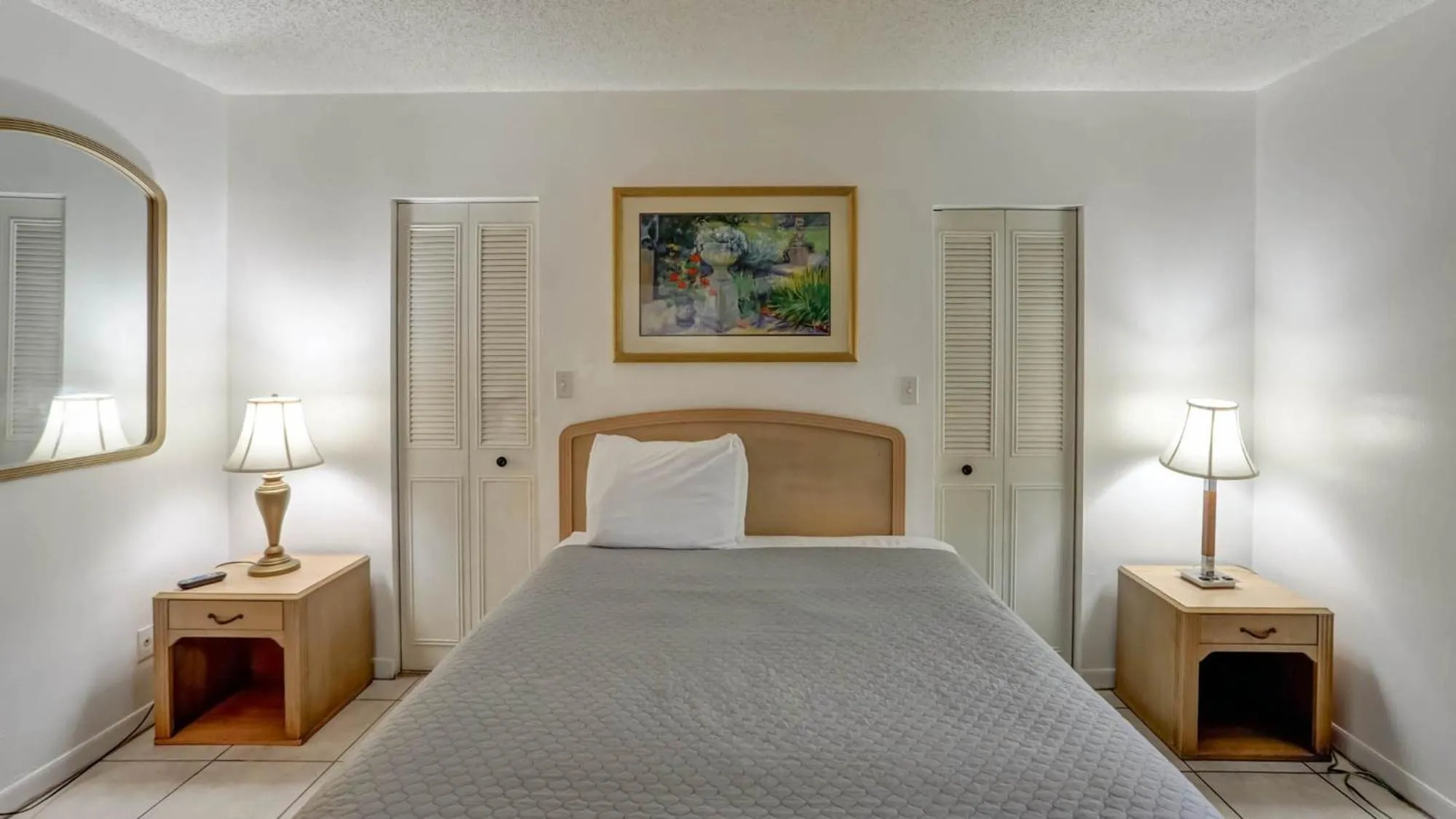 Bed in Richard's Motel Studios