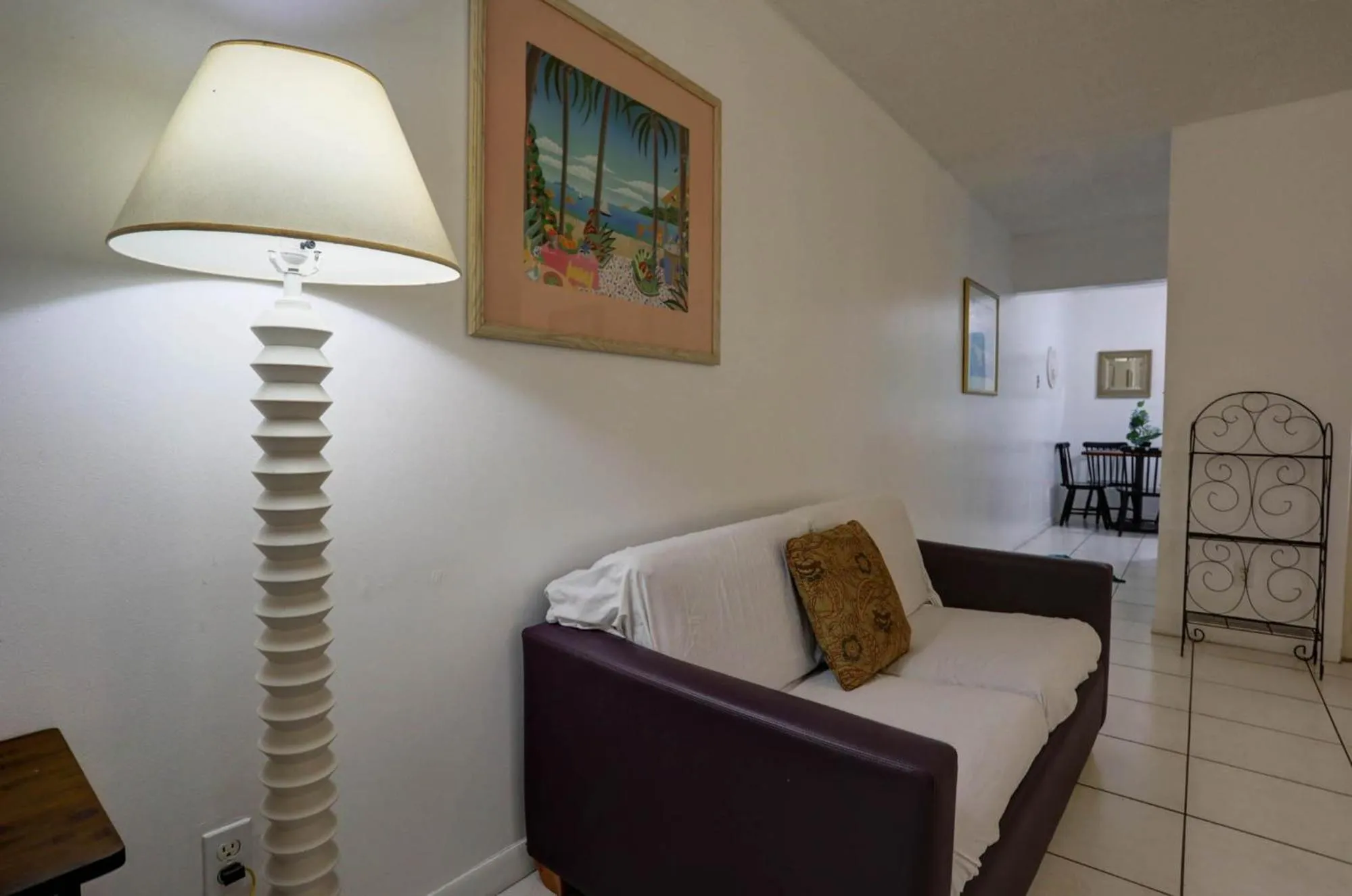 Bed in Richard's Motel Studios