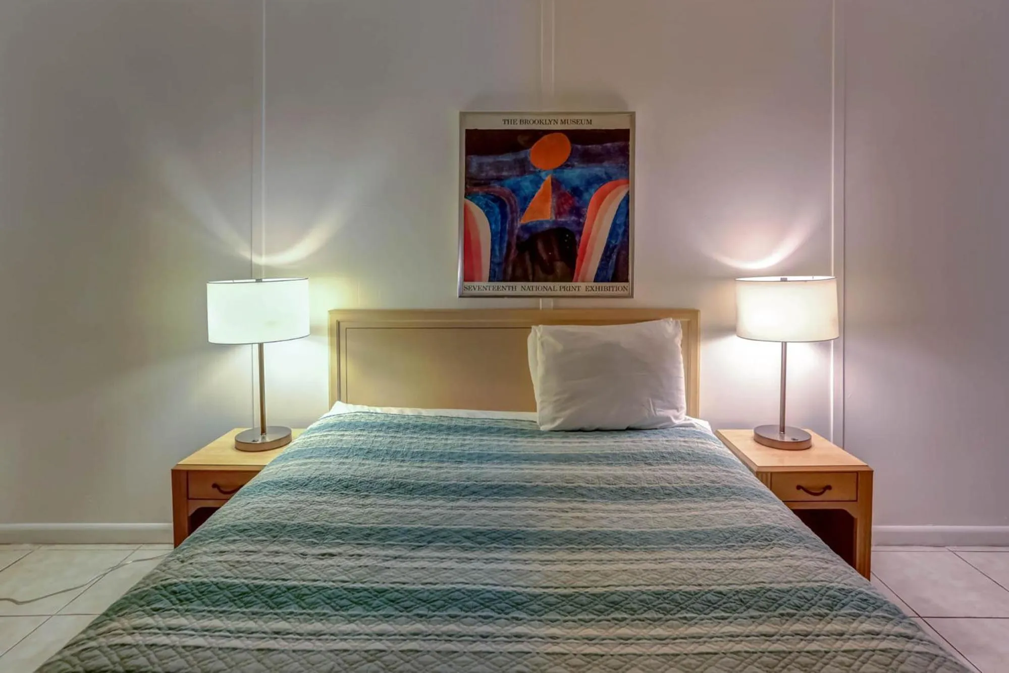 Bed in Richard's Motel Studios