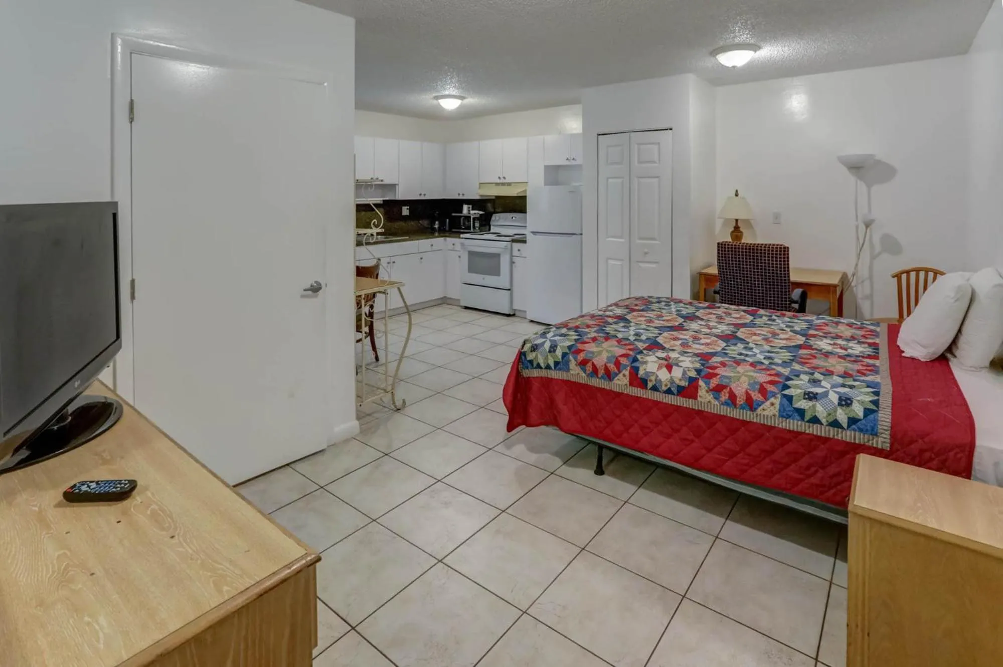 Bed in Richard's Motel Studios