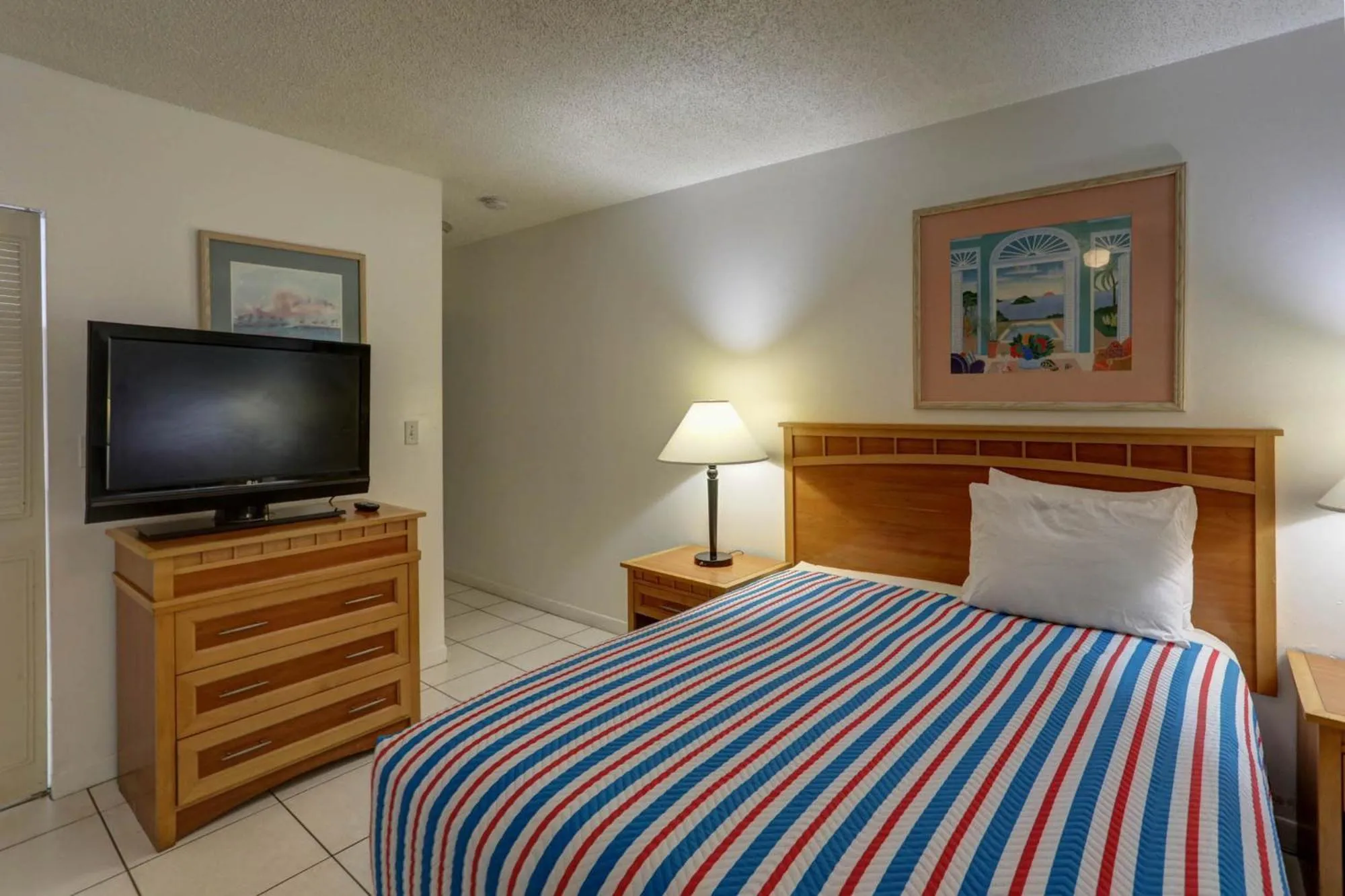 Bed in Richard's Motel Studios