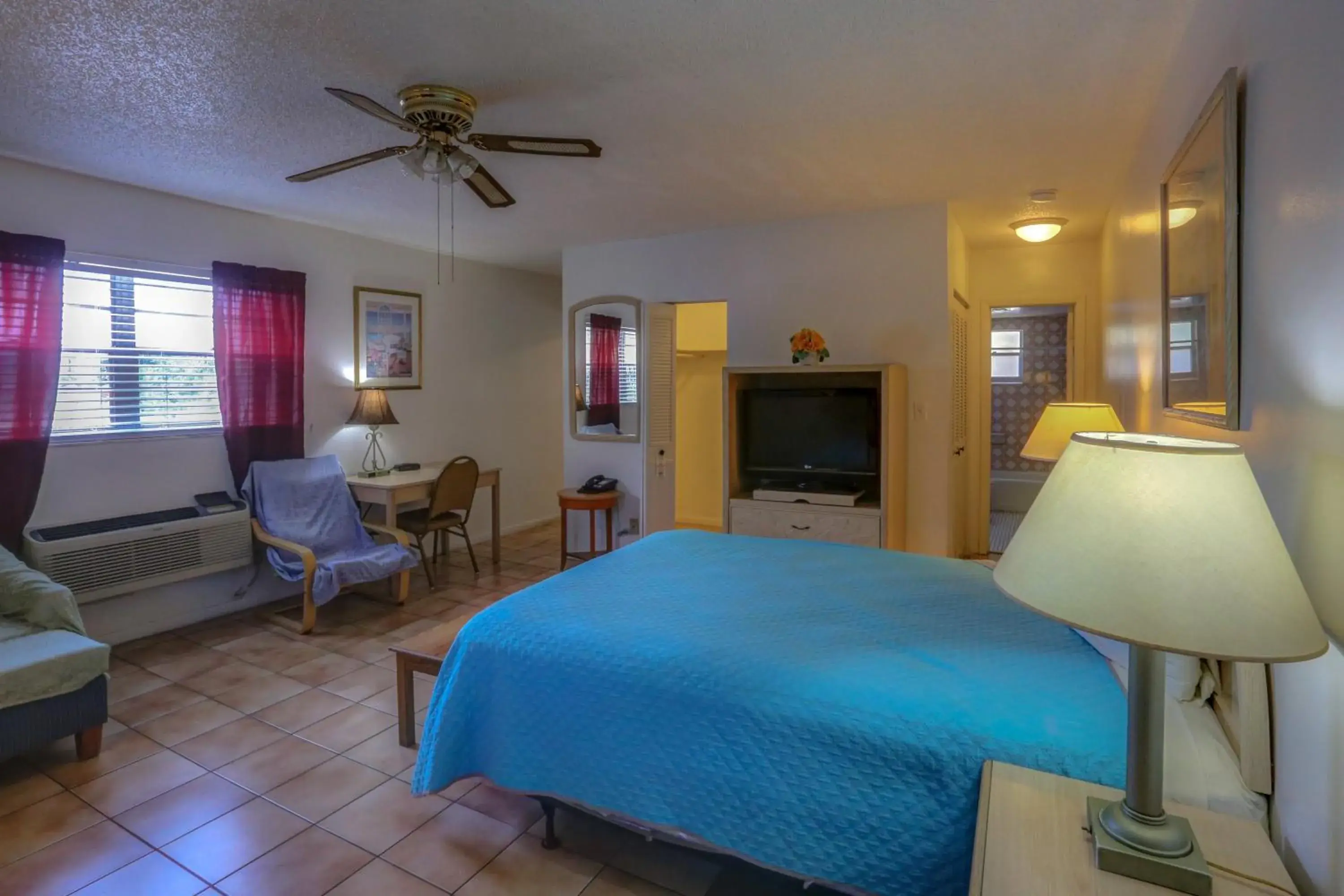 Bed in Richard's Motel Studios Bed in Richard's Motel Studios