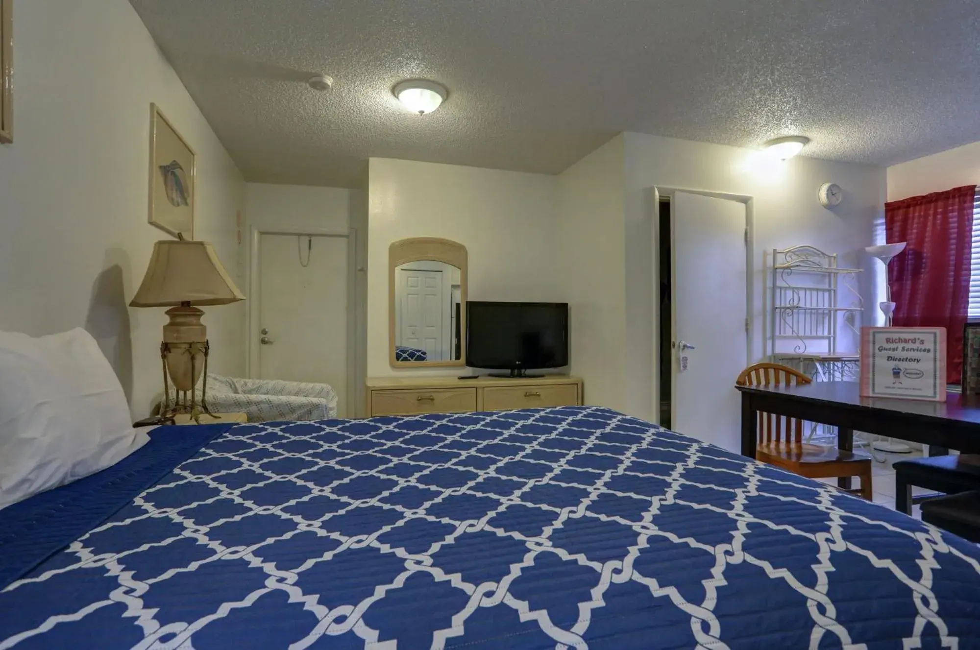 Bed in Richard's Motel Studios Bed in Richard's Motel Studios