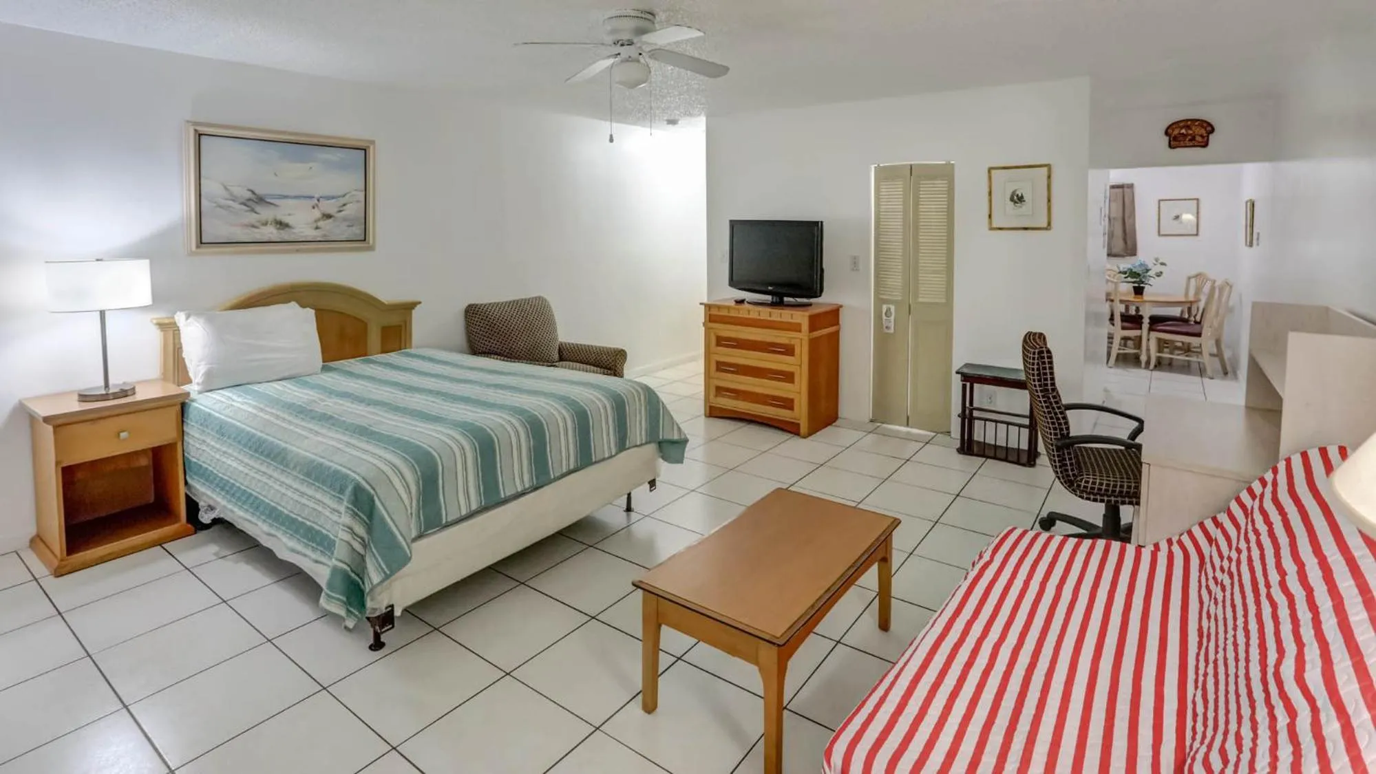 Bed in Richard's Motel Studios