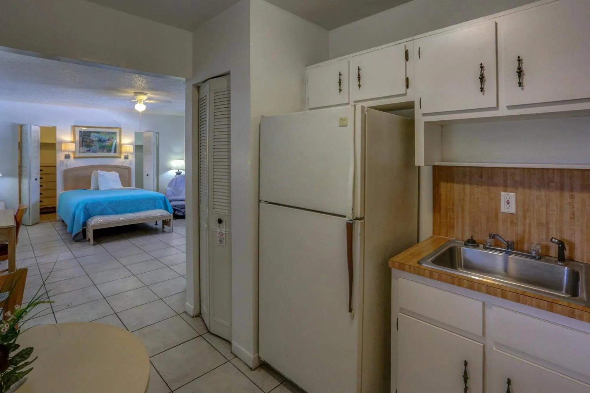 Kitchen or kitchenette, Bed in Richard's Motel Studios