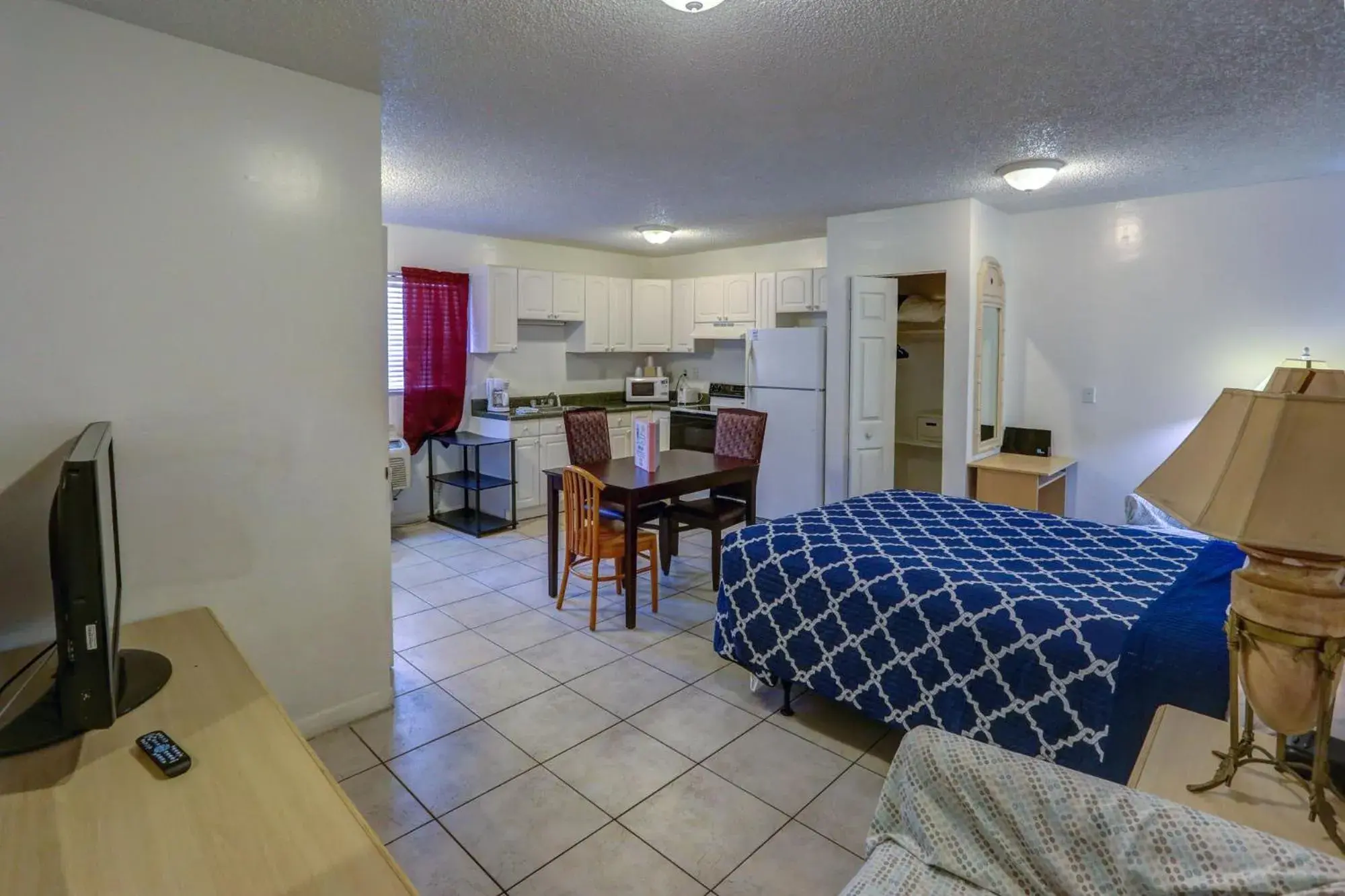 Bed in Richard's Motel Studios Bed in Richard's Motel Studios