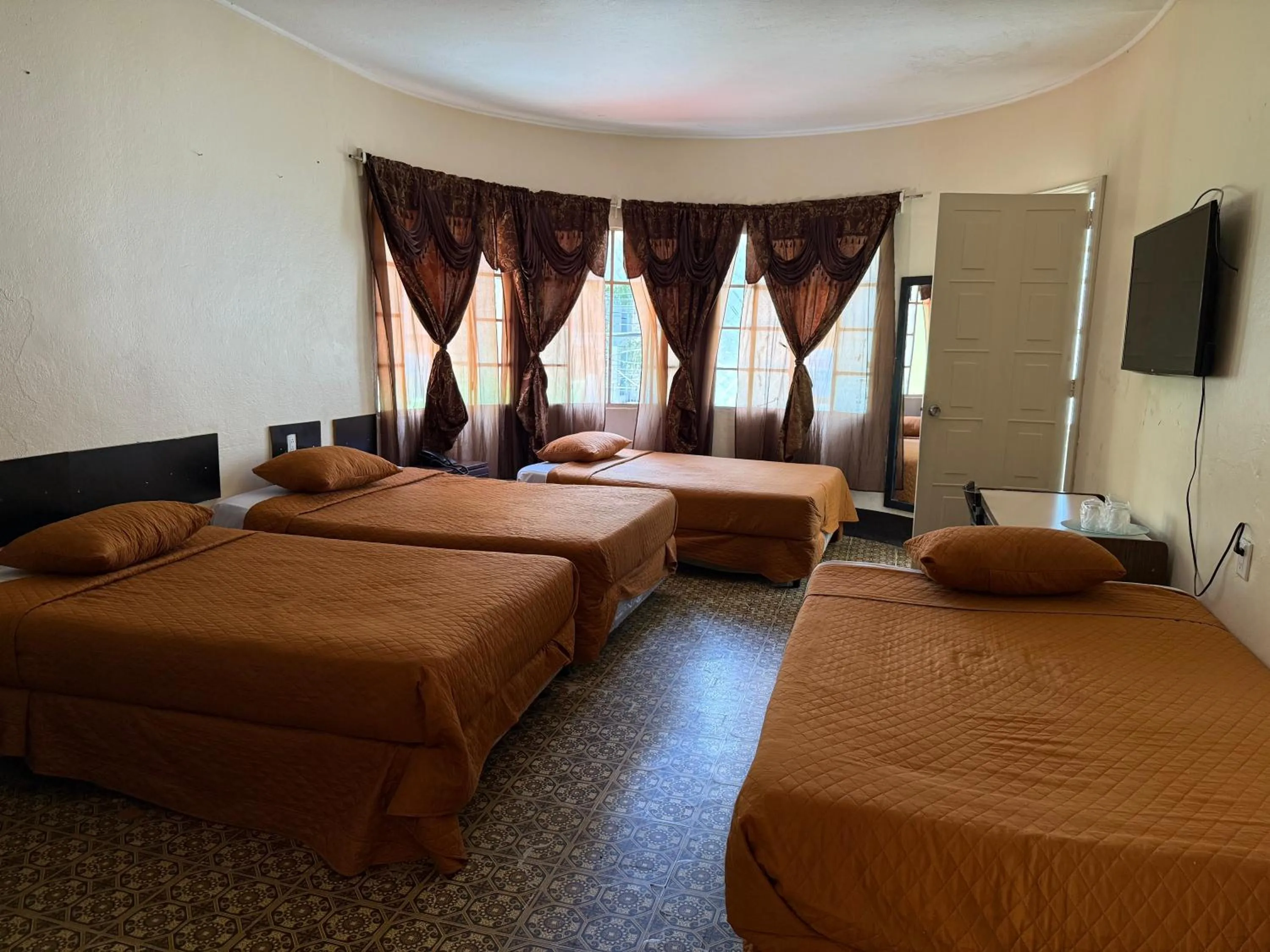 Photo of the whole room, Bed in Hotel Mayesstic