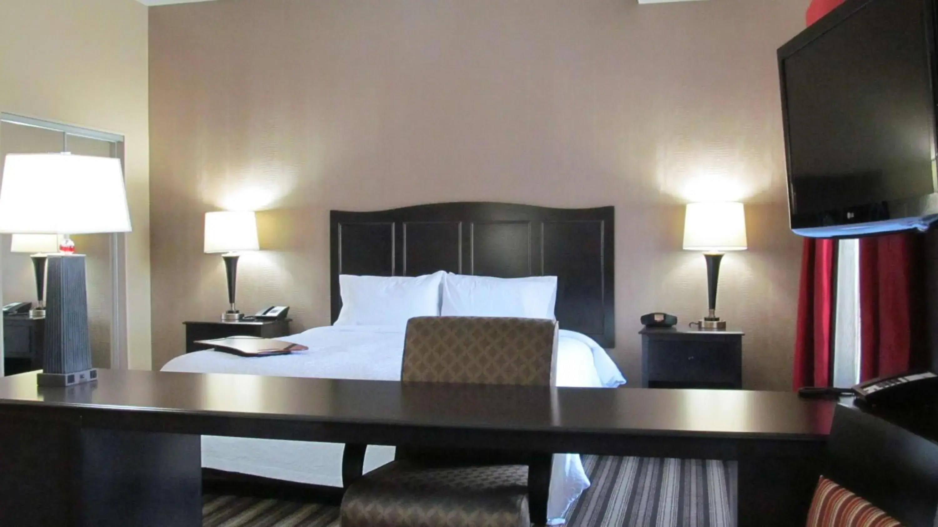 Bed in Hampton Inn and Suites Hope Bed in Hampton Inn and Suites Hope