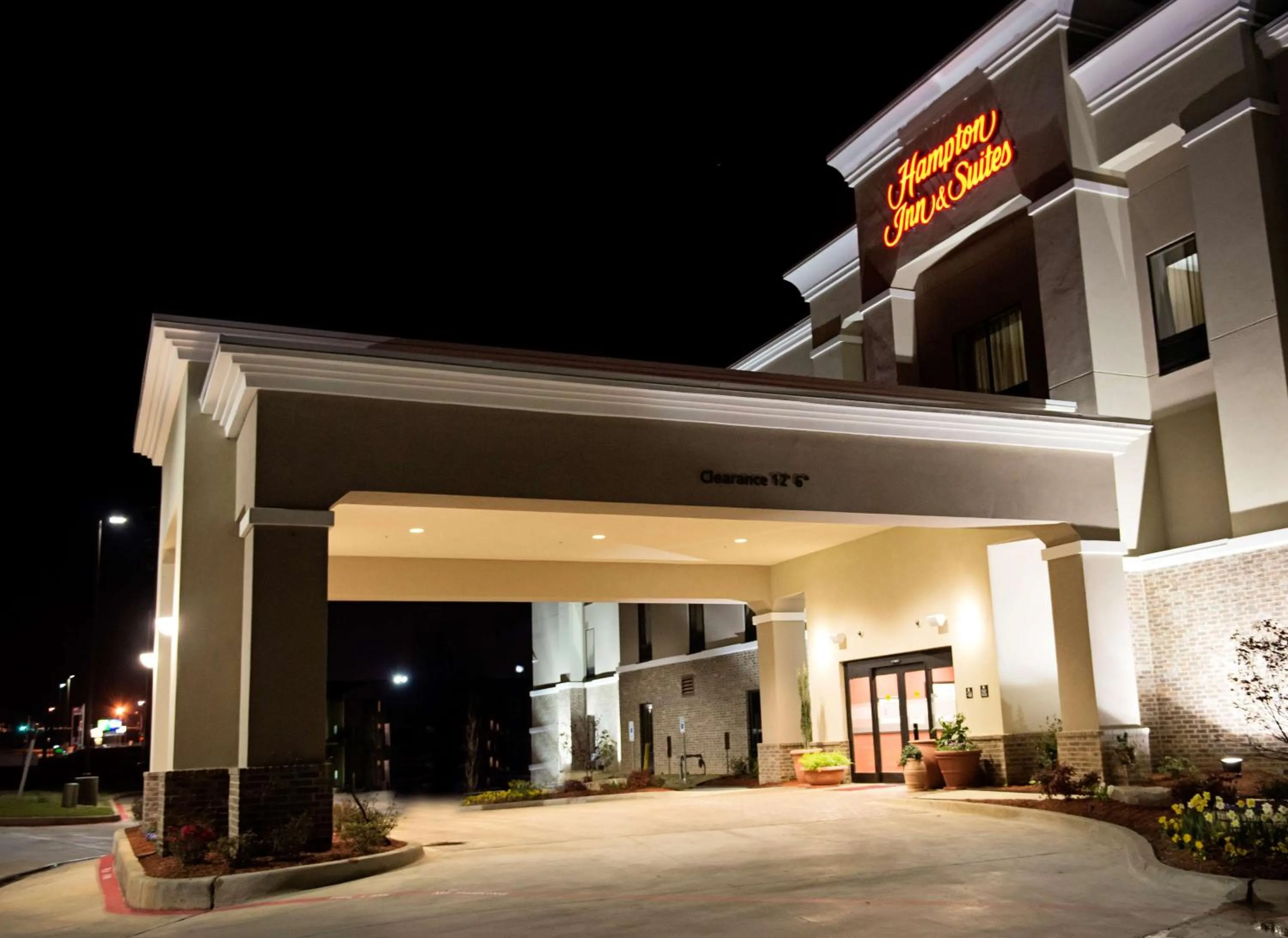 Property building in Hampton Inn and Suites Hope