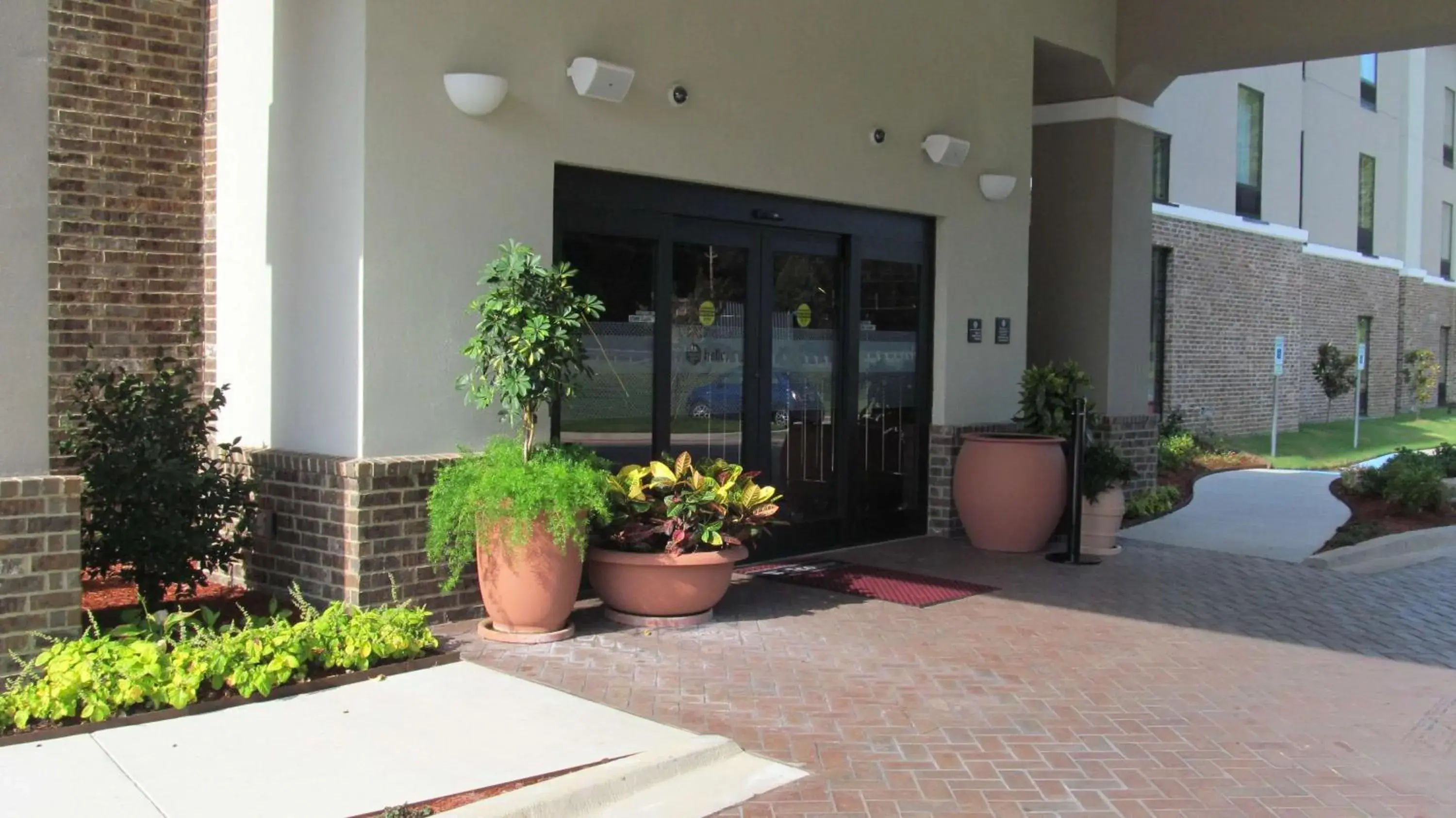 Property building in Hampton Inn and Suites Hope Property building in Hampton Inn and Suites Hope