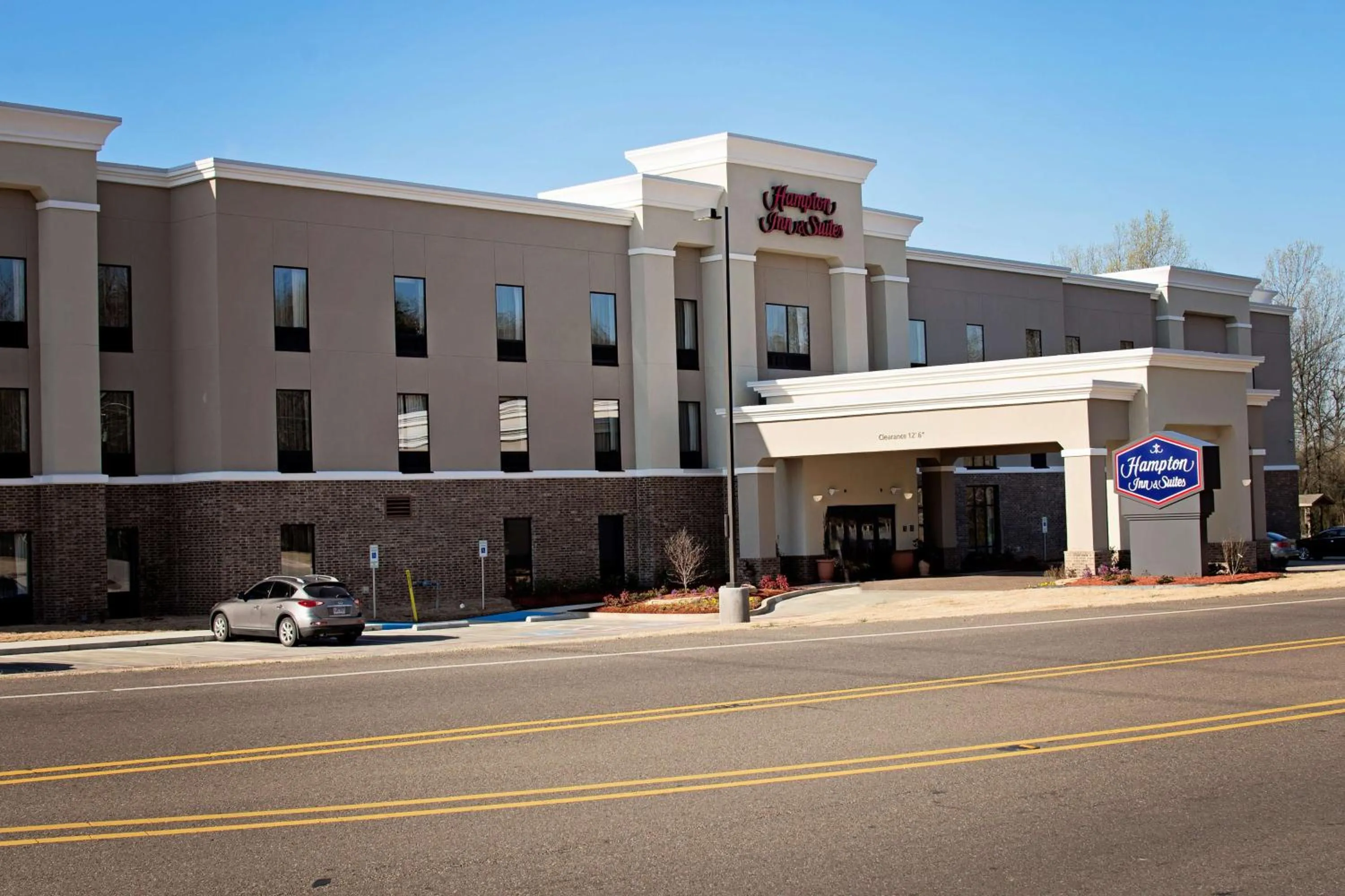 Property building in Hampton Inn and Suites Hope