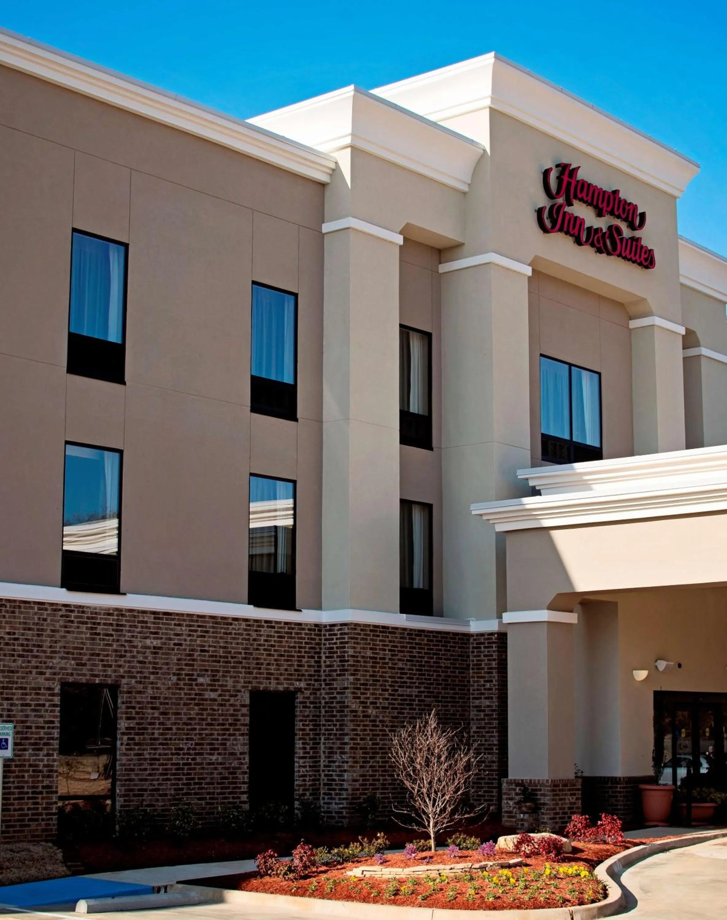 Property building in Hampton Inn and Suites Hope