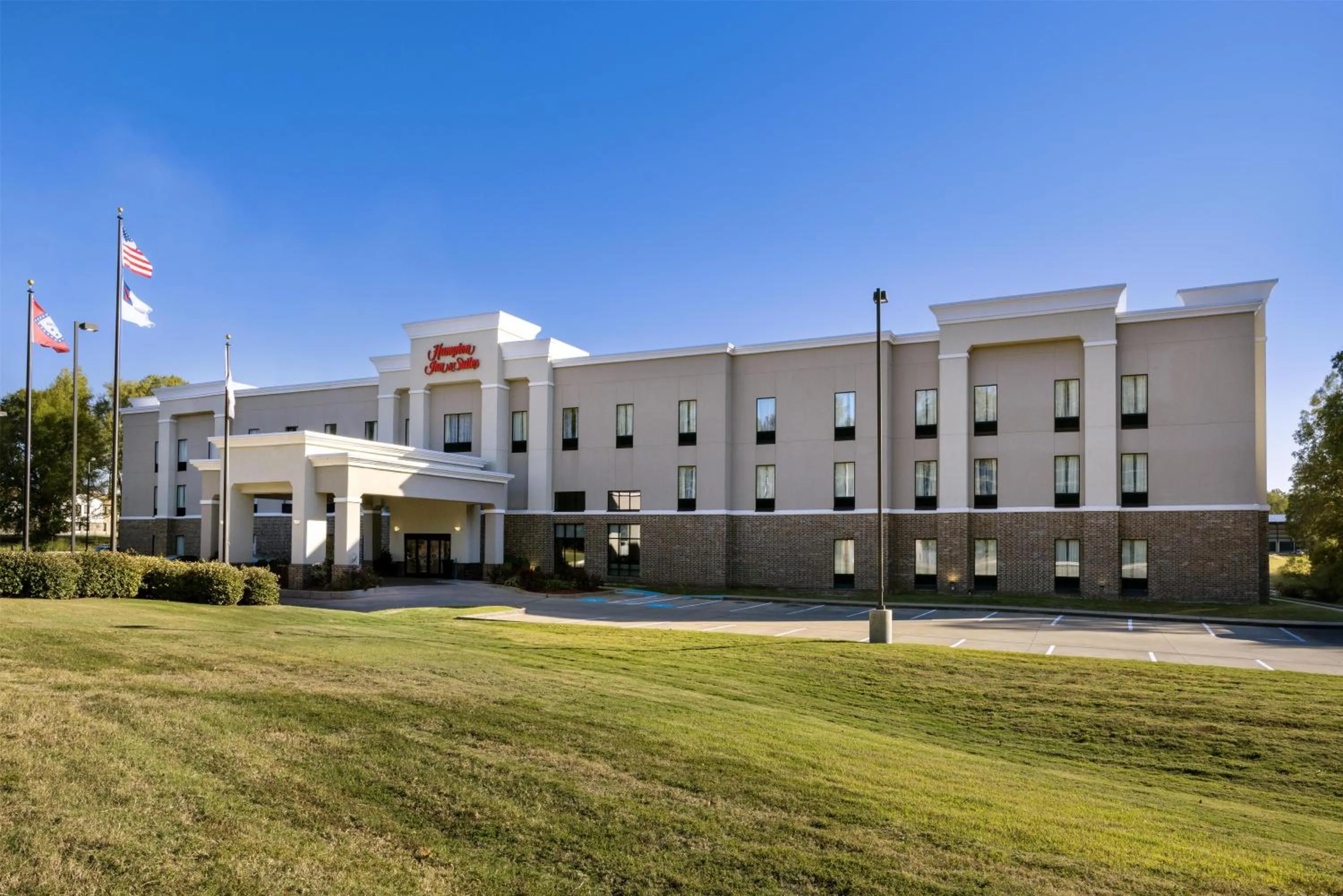 Property building in Hampton Inn and Suites Hope