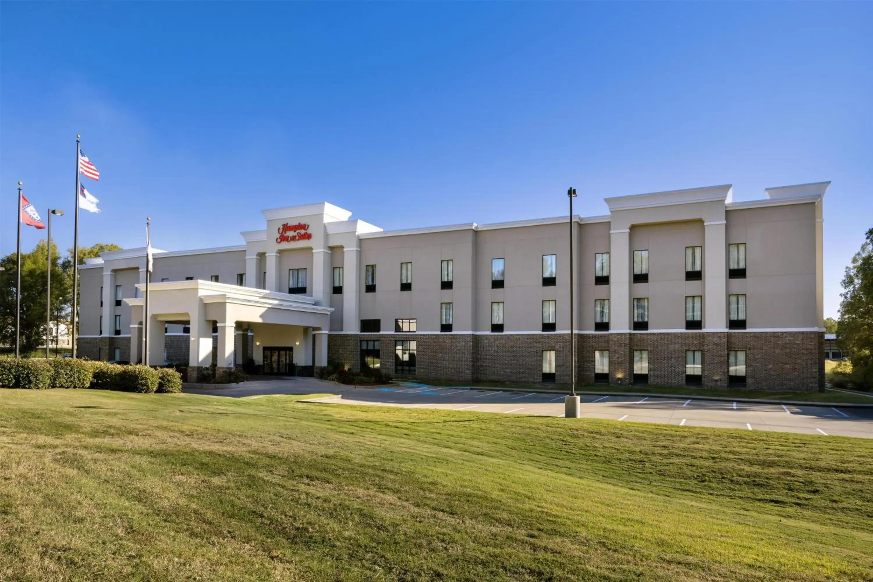 Property building in Hampton Inn and Suites Hope Property building in Hampton Inn and Suites Hope
