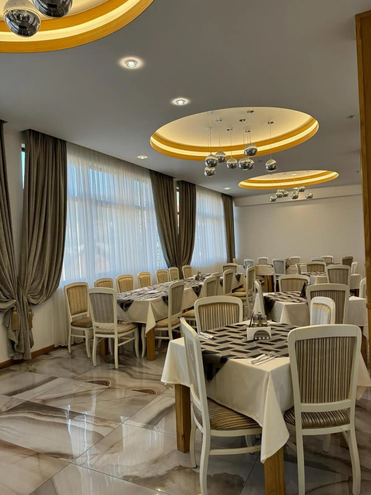 Restaurant/places to eat in Hotel River