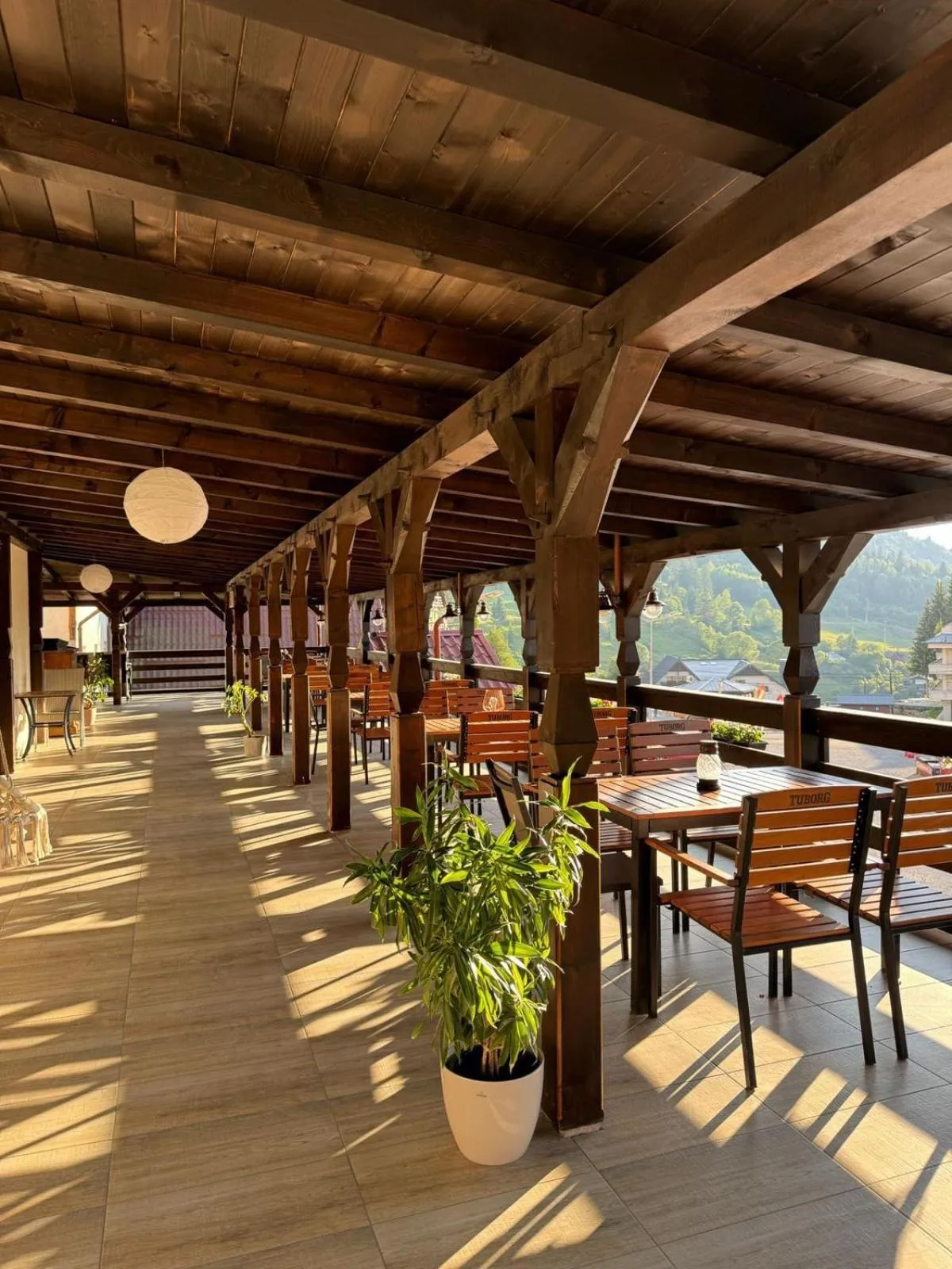 Restaurant/places to eat in Hotel River