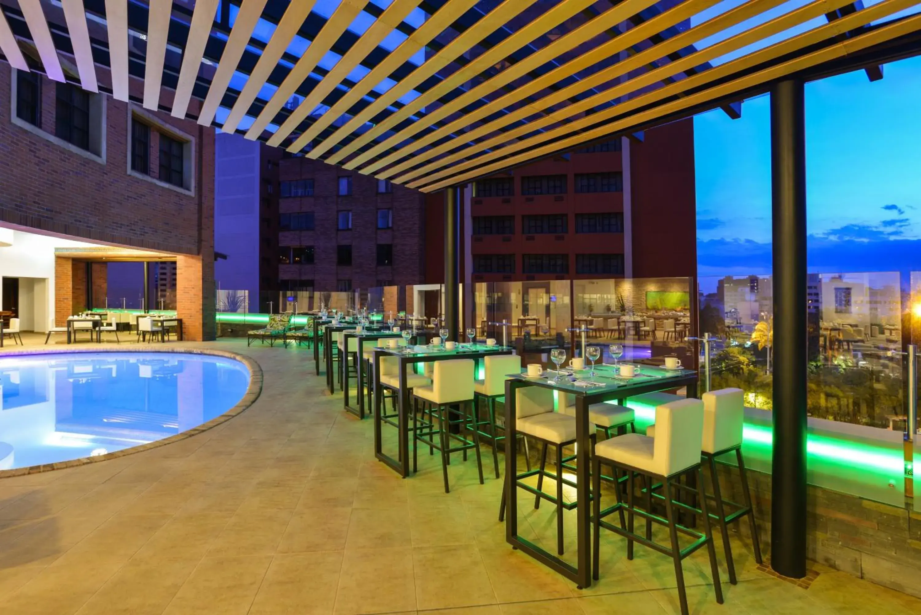 Swimming pool in Hotel Dann Carlton Cali Swimming pool in Hotel Dann Carlton Cali