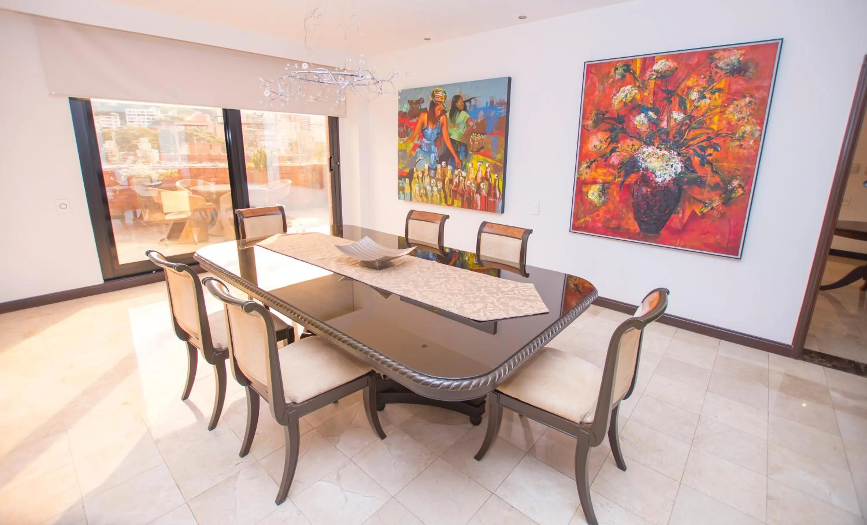 Dining area in Hotel Dann Carlton Cali