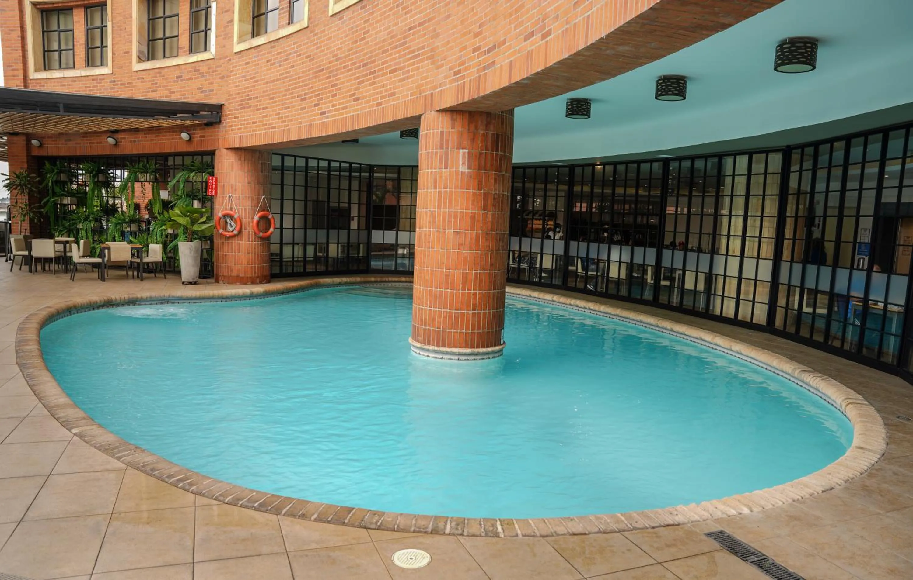 Swimming pool in Hotel Dann Carlton Cali