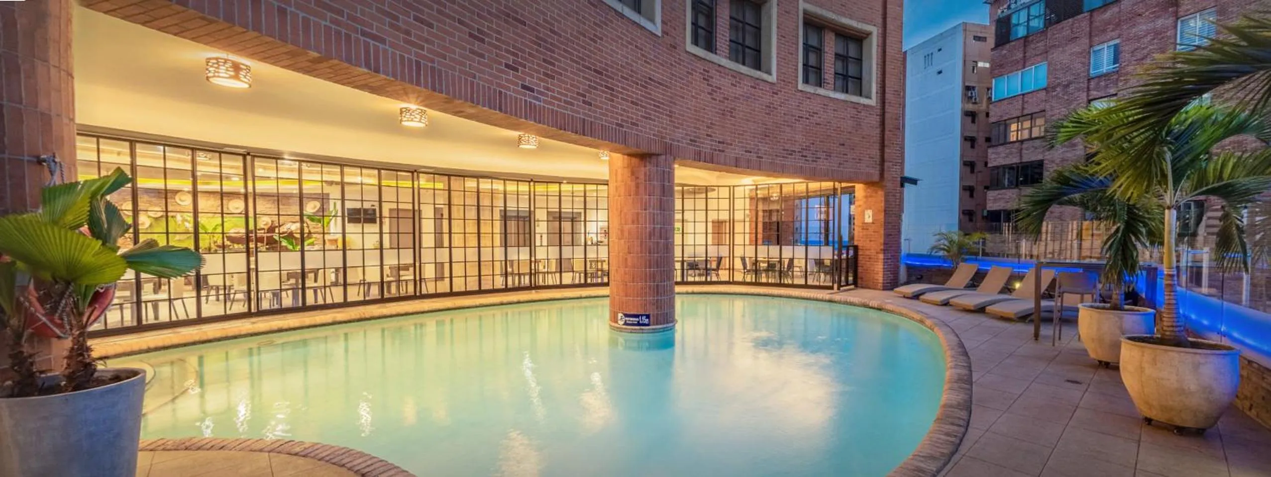 Swimming pool in Hotel Dann Carlton Cali