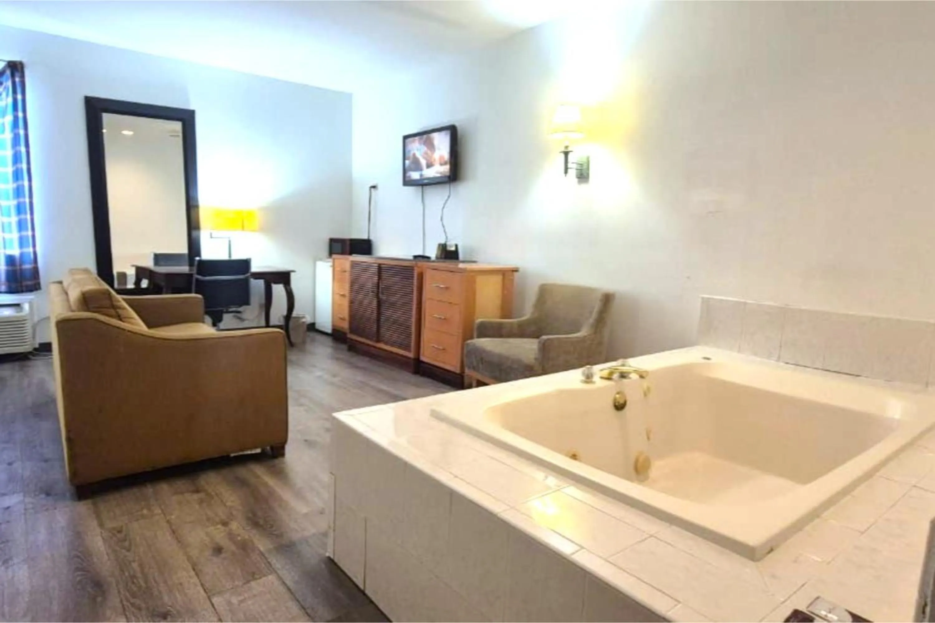 Hot Tub in Kings Inn By OYO Calumet Park I-57