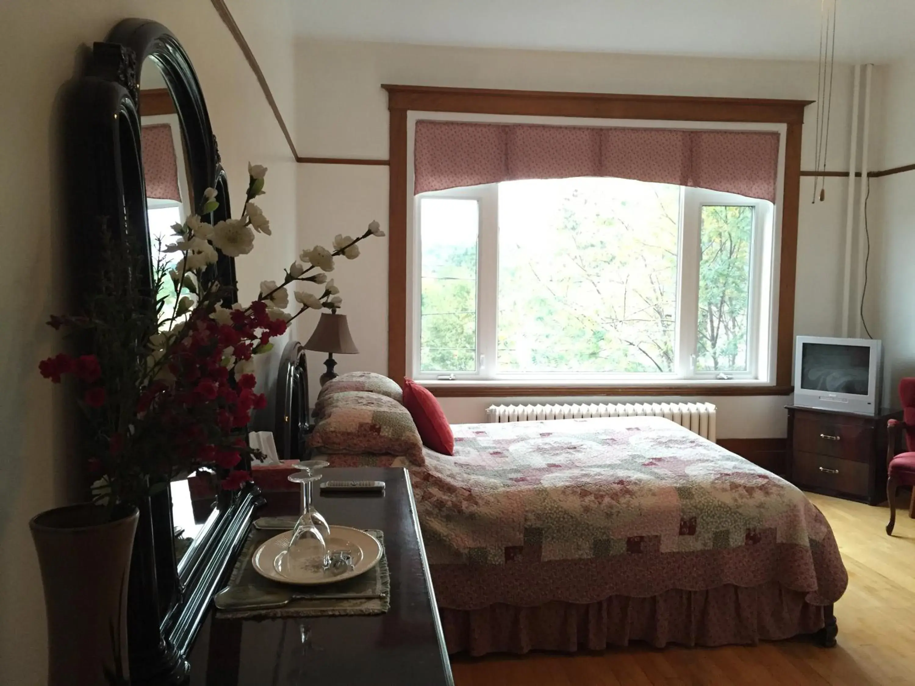 Queen Room in Le Petit Château Montebello B&B Queen Room in Le Petit Château Montebello B&B