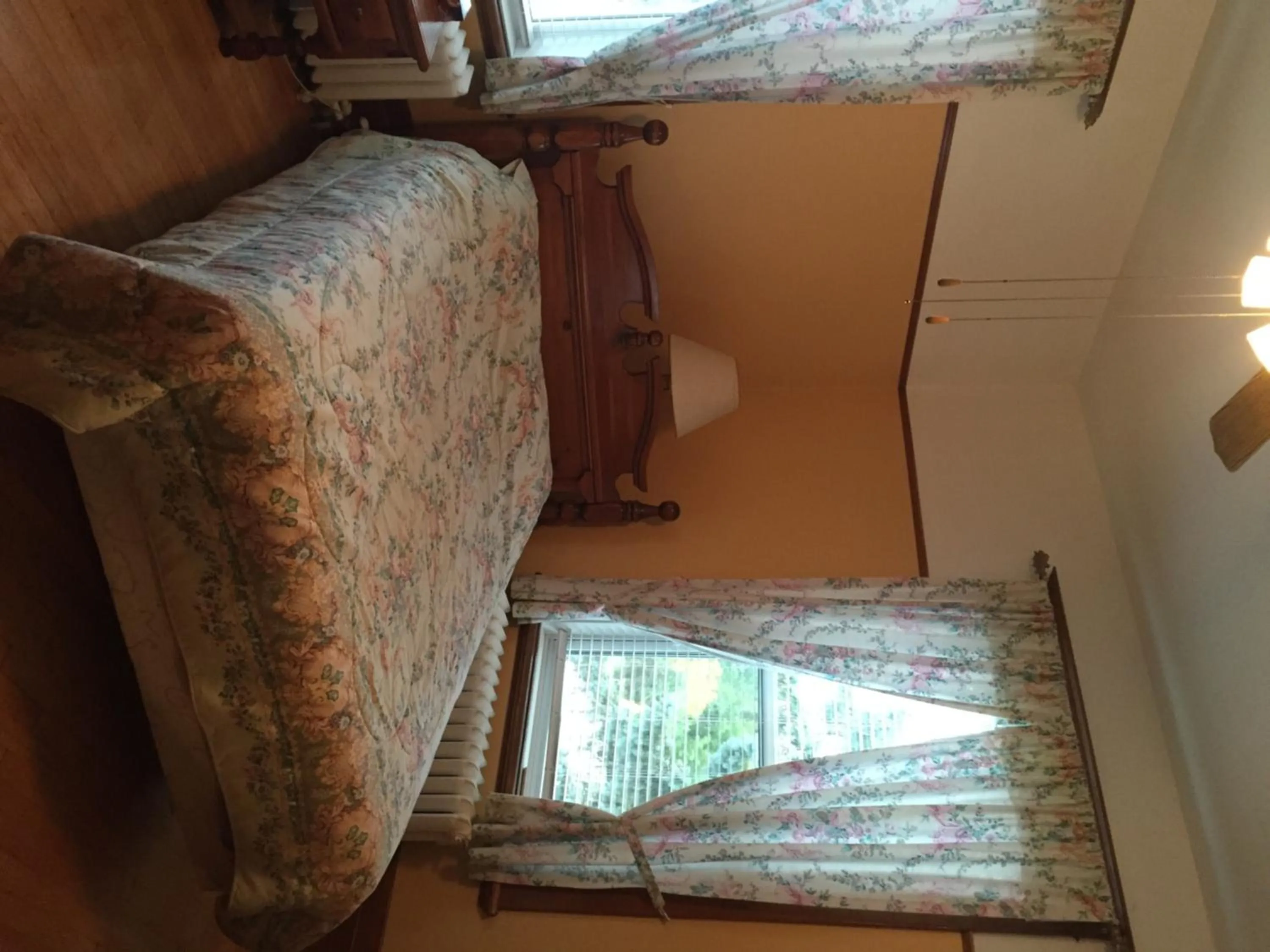 Bedroom in Le Petit Château Montebello B&B