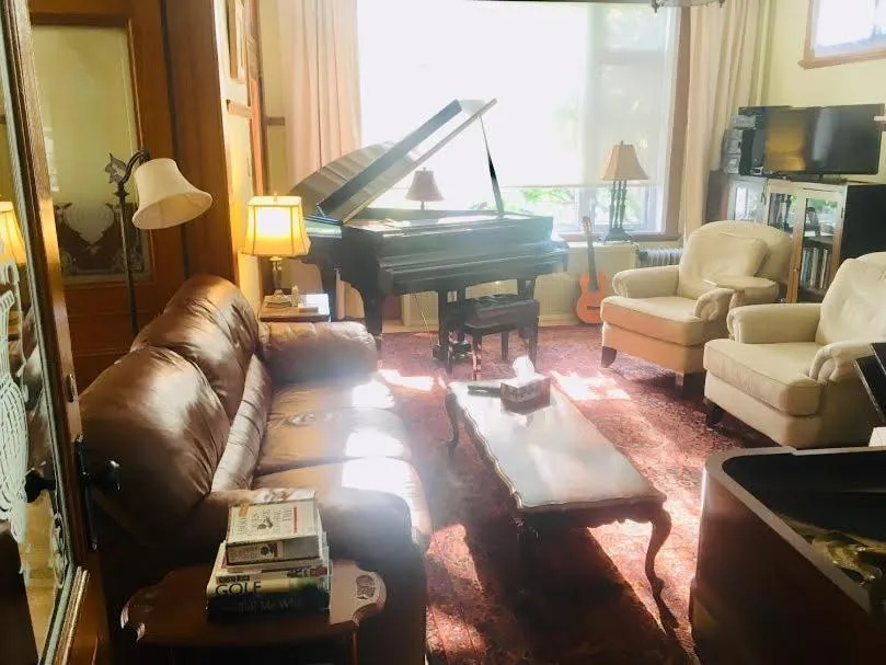 Le Petit Château Montebello B&B