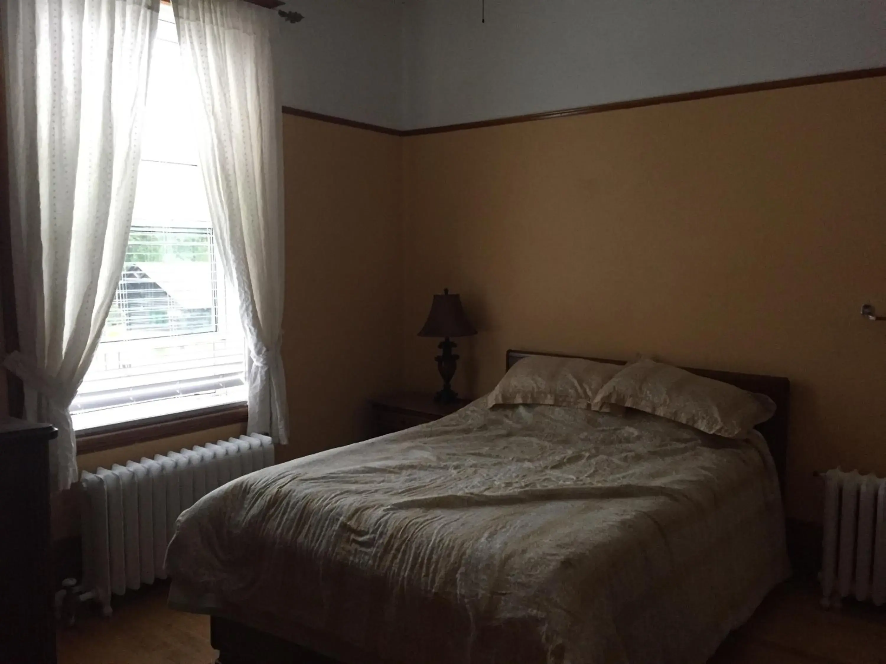 Double Room with Shared Bathroom in Le Petit Château Montebello B&B Double Room with Shared Bathroom in Le Petit Château Montebello B&B