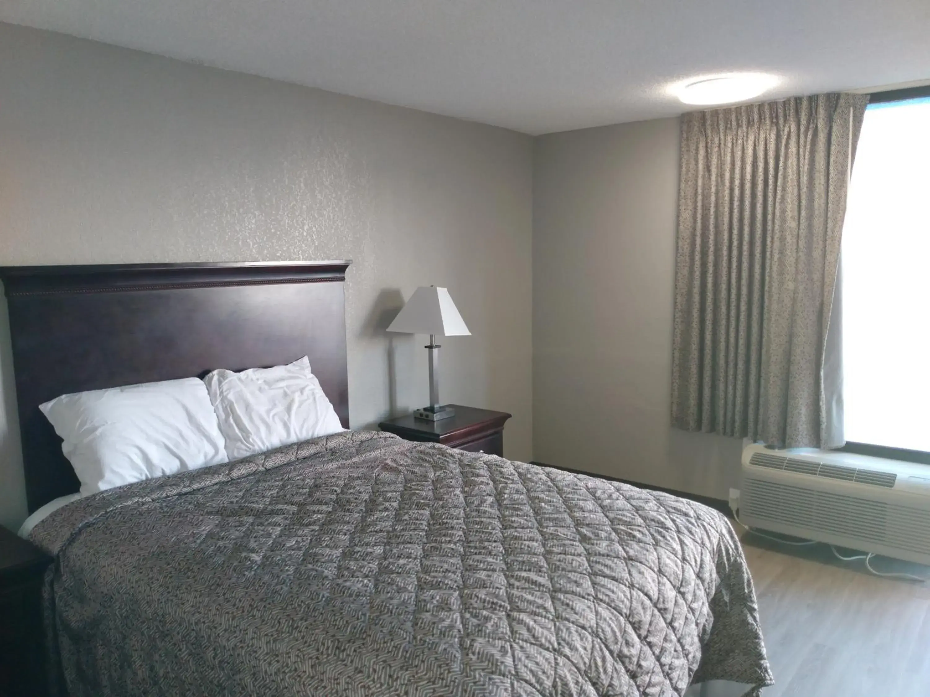 Deluxe Queen Room in Gateway Inn Savannah Deluxe Queen Room in Gateway Inn Savannah