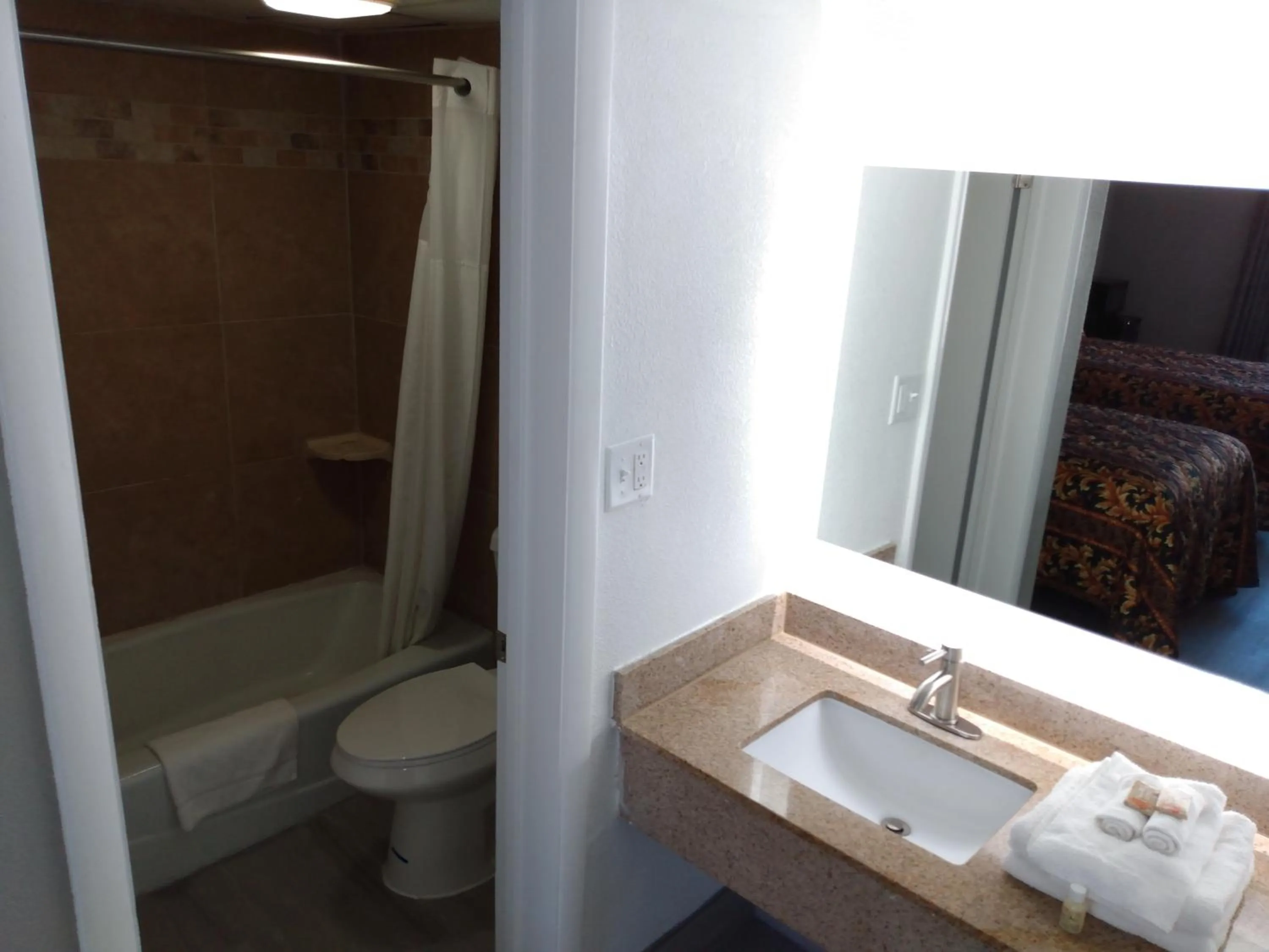 Bathroom in Gateway Inn Savannah