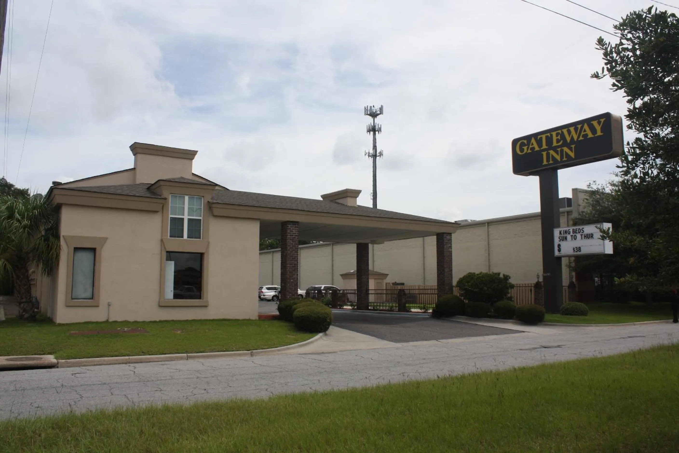 Property building in Gateway Inn Savannah