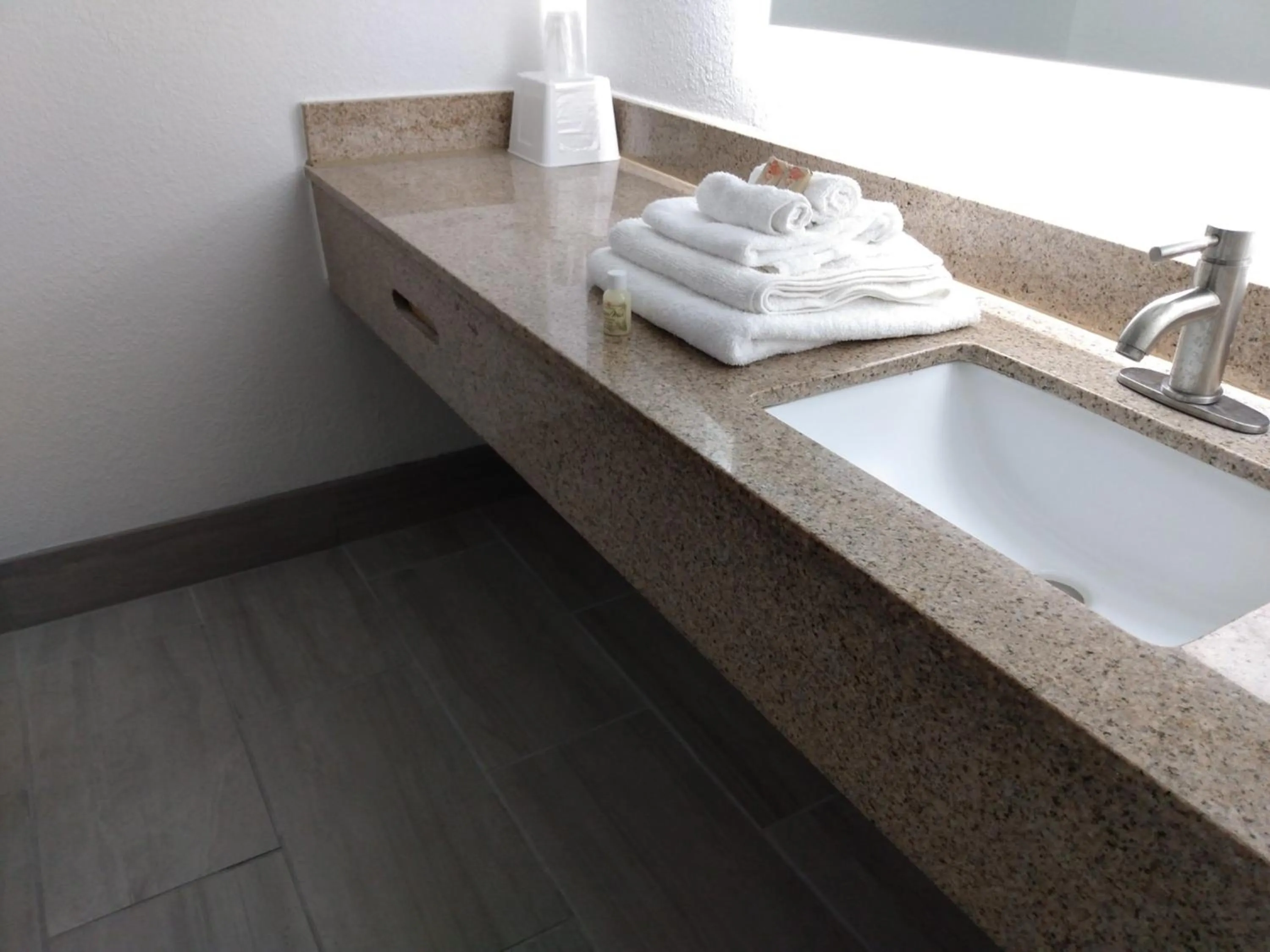 Bathroom in Gateway Inn Savannah