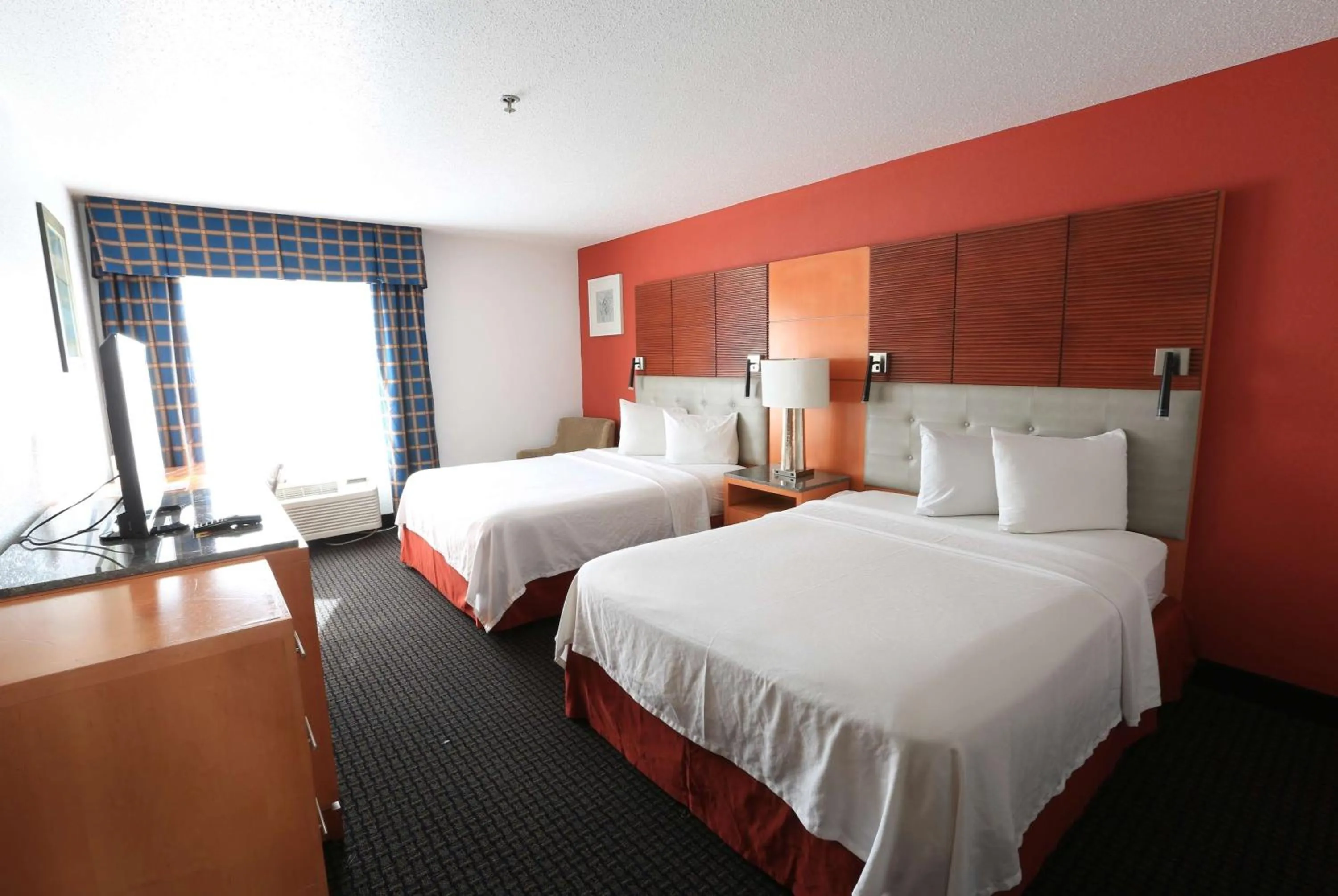 Photo of the whole room, Bed in Days Inn by Wyndham Calumet Park