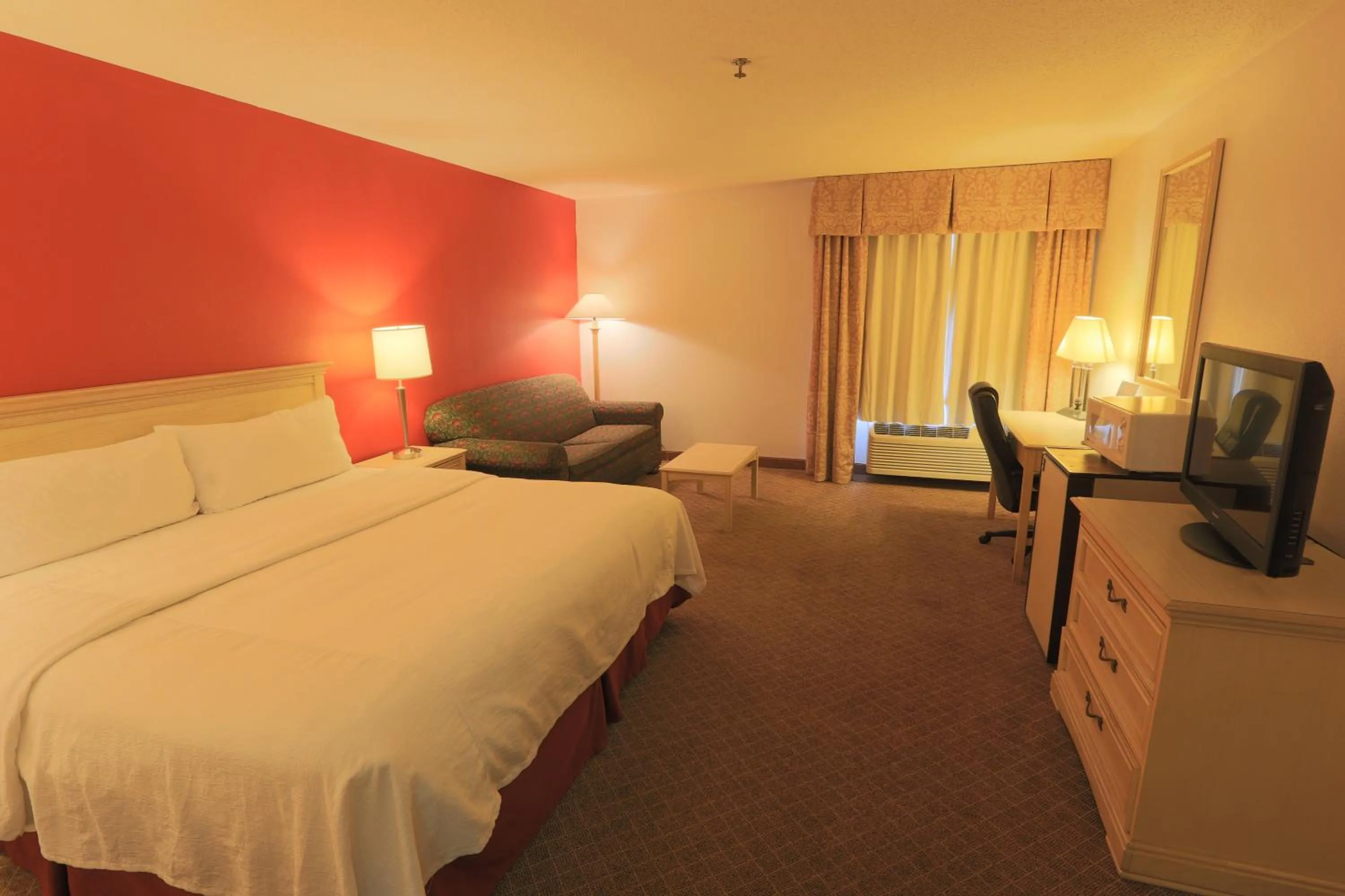 Photo of the whole room, Bed in Days Inn by Wyndham Calumet Park