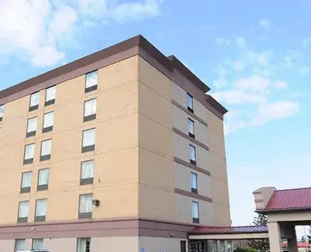 Property building in Days Inn by Wyndham Calumet Park Property building in Days Inn by Wyndham Calumet Park