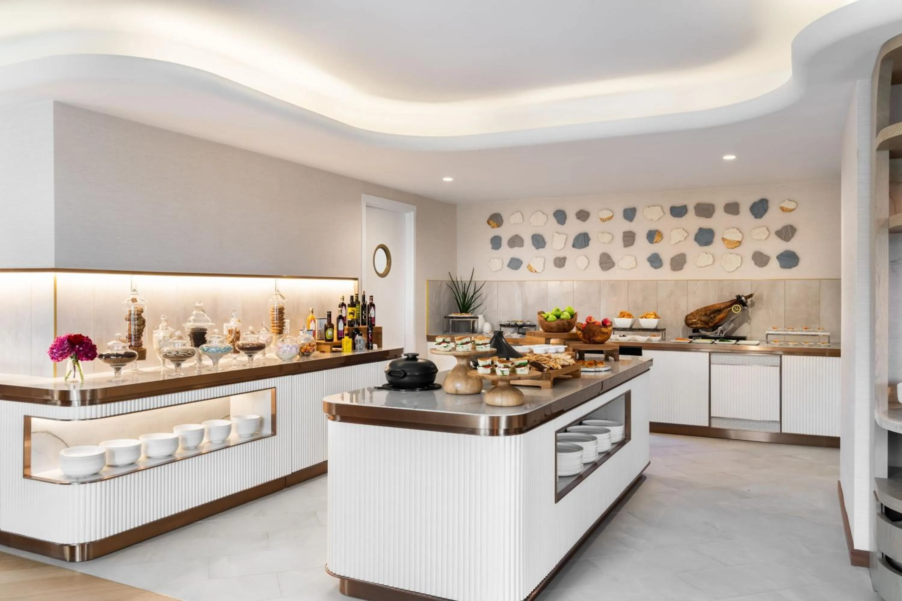 Lounge or bar in The Ritz-Carlton Dallas, Las Colinas