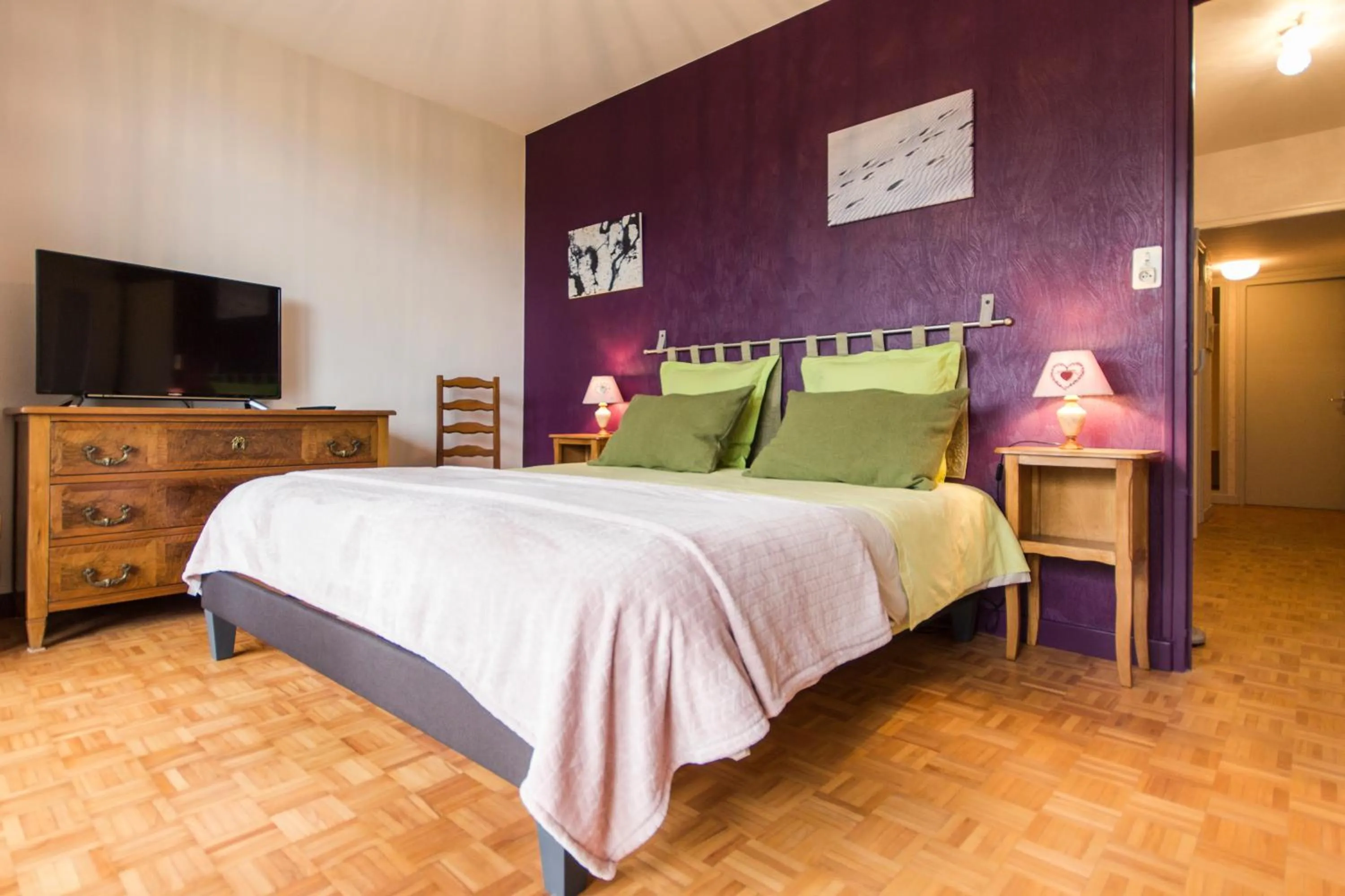 Bedroom, Bed in Chambres d'hôtes Domaine des Iris