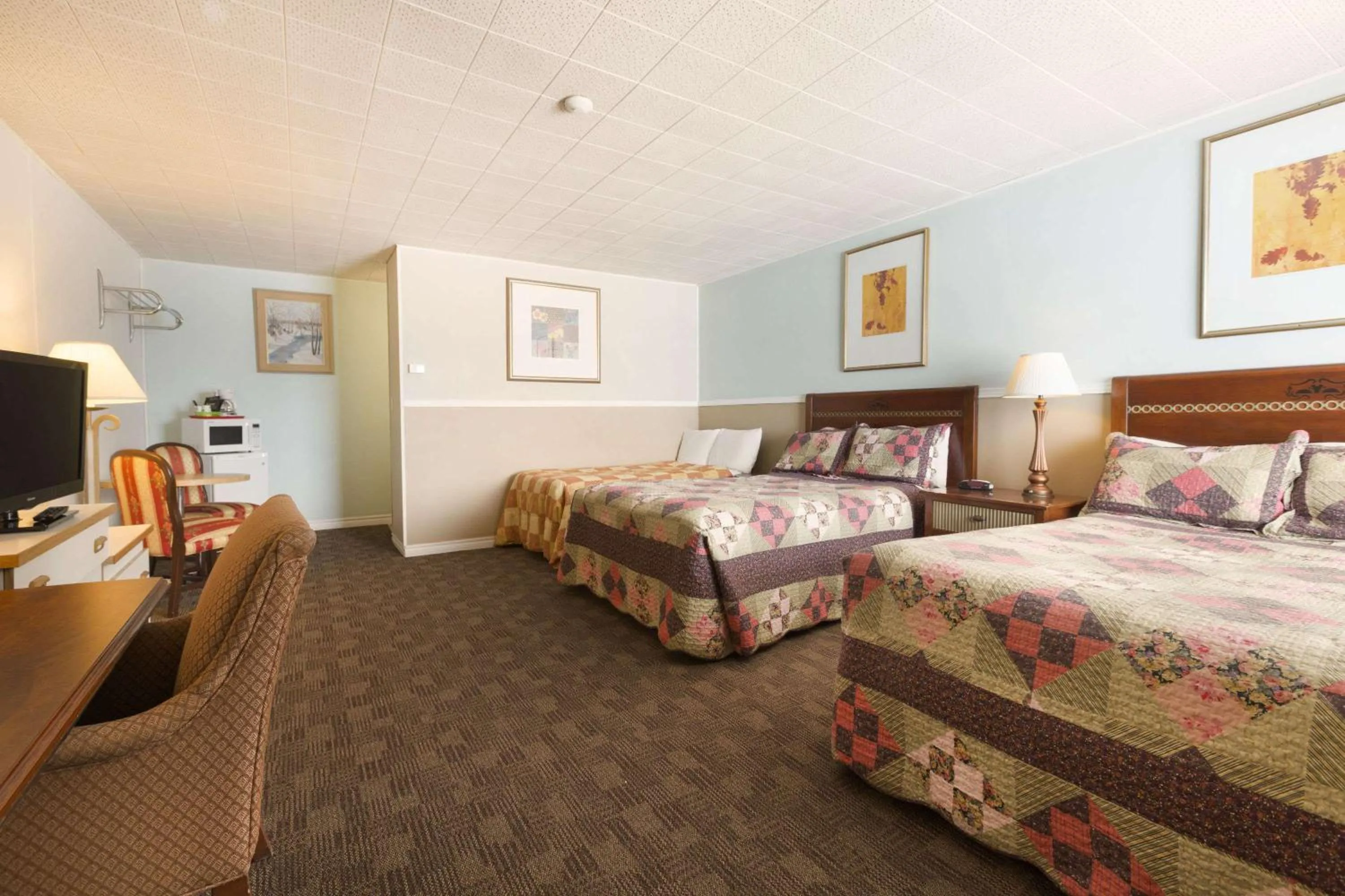 Photo of the whole room, Bed in Travel Inn Cochrane