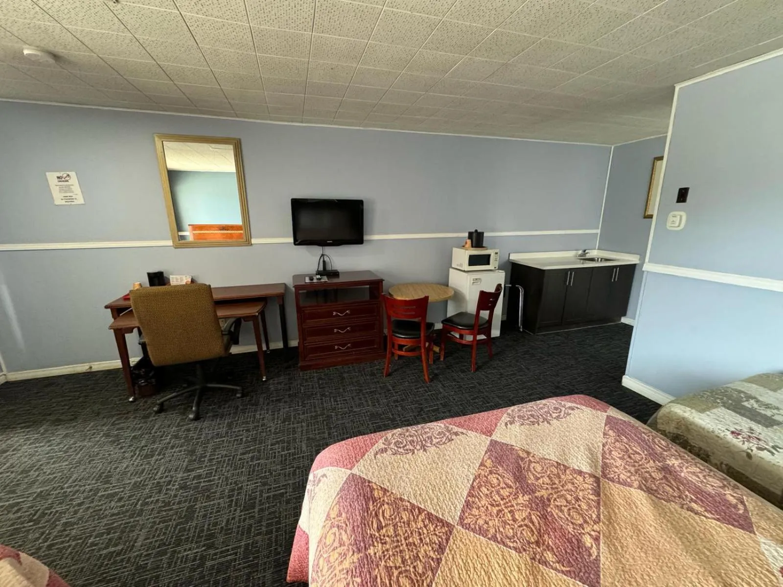 Photo of the whole room, Bed in Travel Inn Cochrane