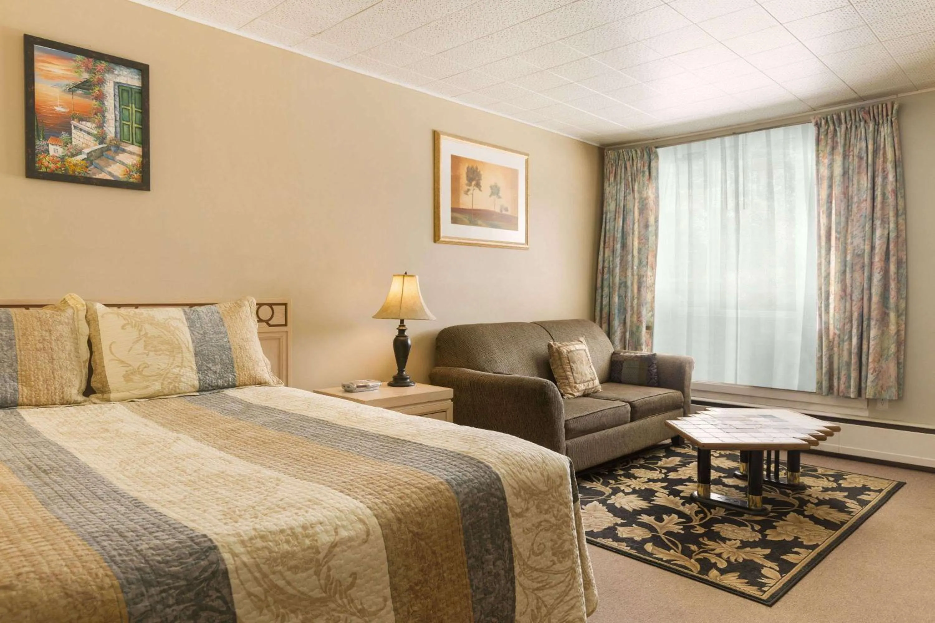 Photo of the whole room, Bed in Travel Inn Cochrane